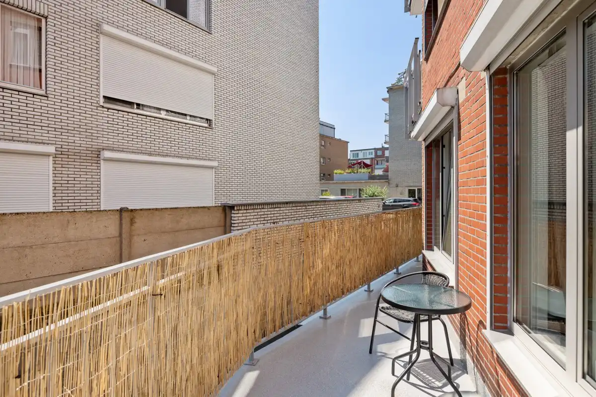 Licht, rust en stadse dynamiek ... in dit gelijkvloers hoekappartement met 2 slaapkamers komt het mooi samen. foto 14
