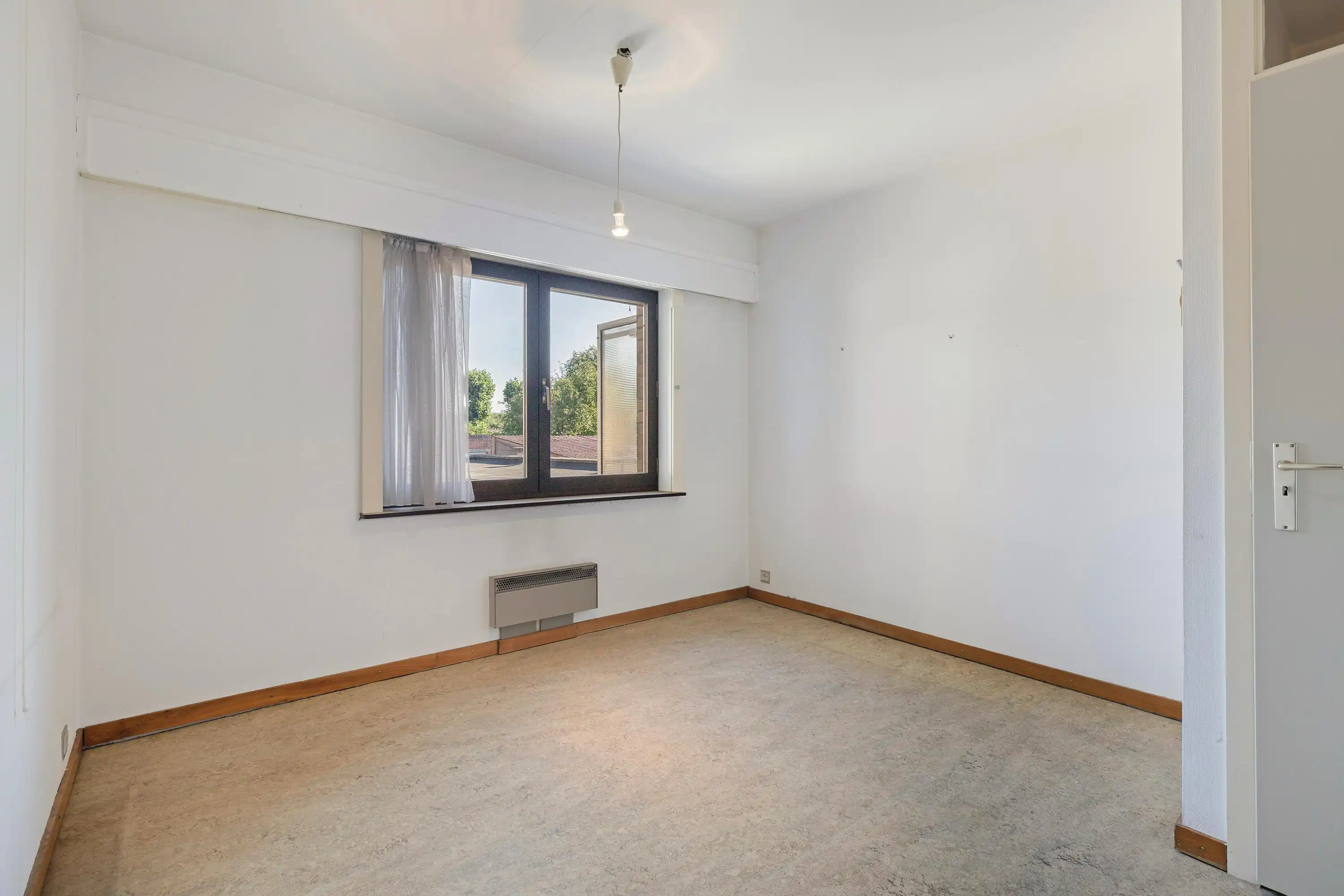 Appartement te koop met 2 kamers, terras en garage in Ieper foto 8