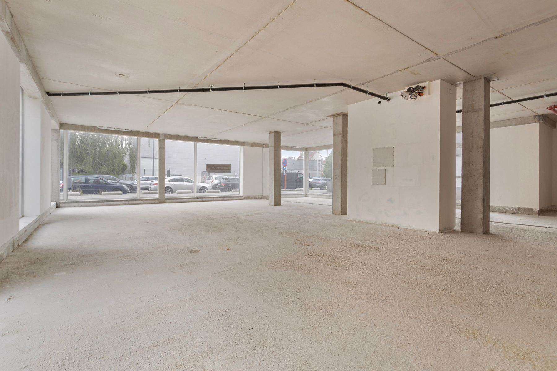Nieuwbouw commercieel gelijkvloers (250m2)  foto {{pictureIndex}}