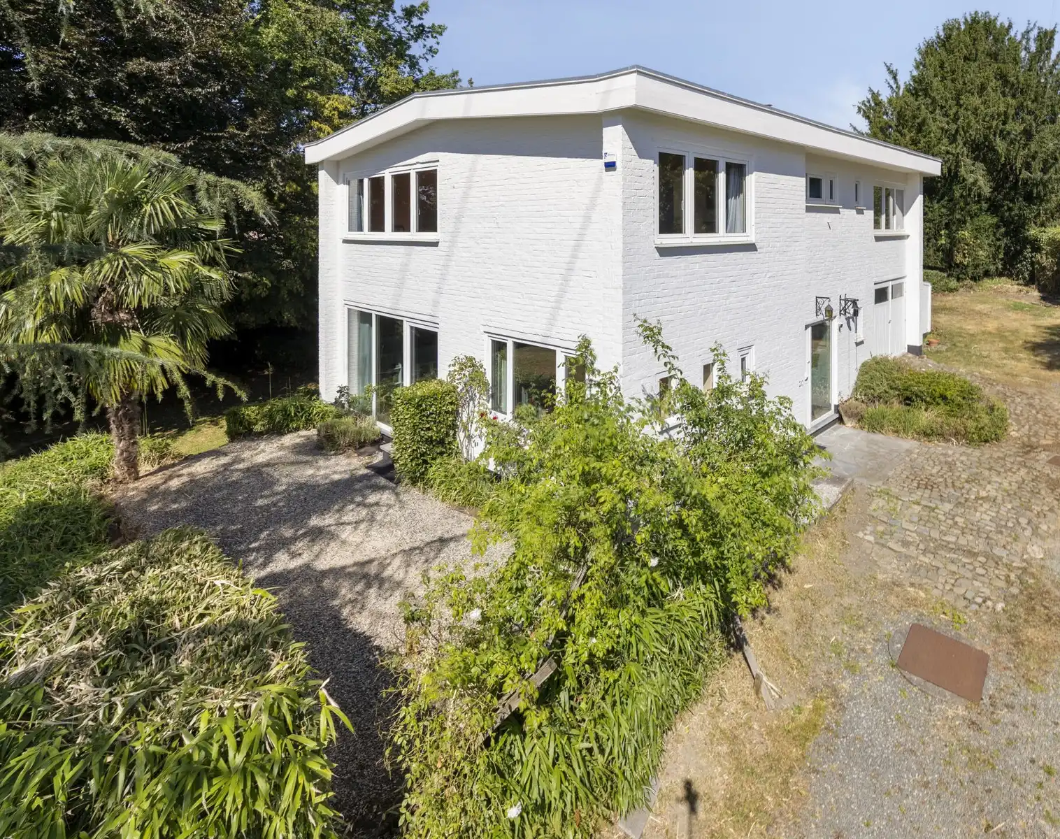 Hoofdfoto van de publicatie: Rustig gelegen modernistische karaktervolle villa
