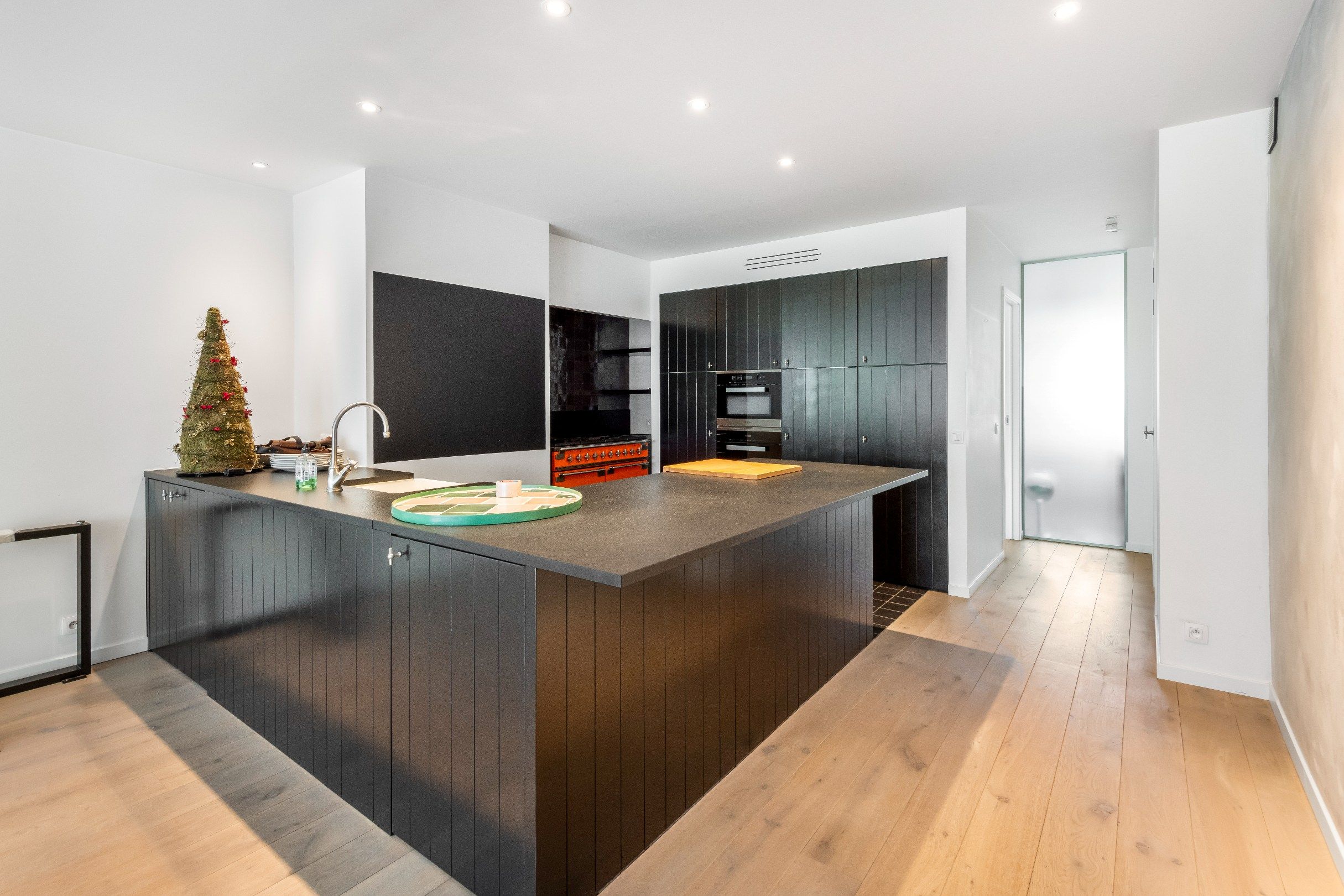 Ruim woonappartement gelegen op wandelafstand van de Zeedijk en het centrum van Knokke. Aankoop inpandige box mogelijk. foto 5