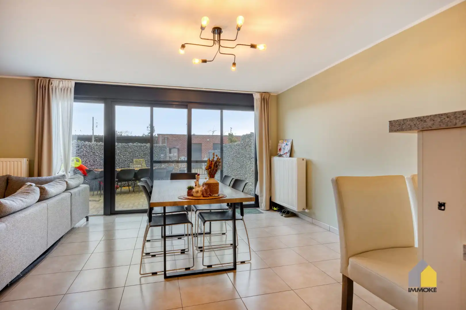 Gelijkvloers appartement (120 m²) met ruime woonkamer, 2 slpks. en terras. foto 3