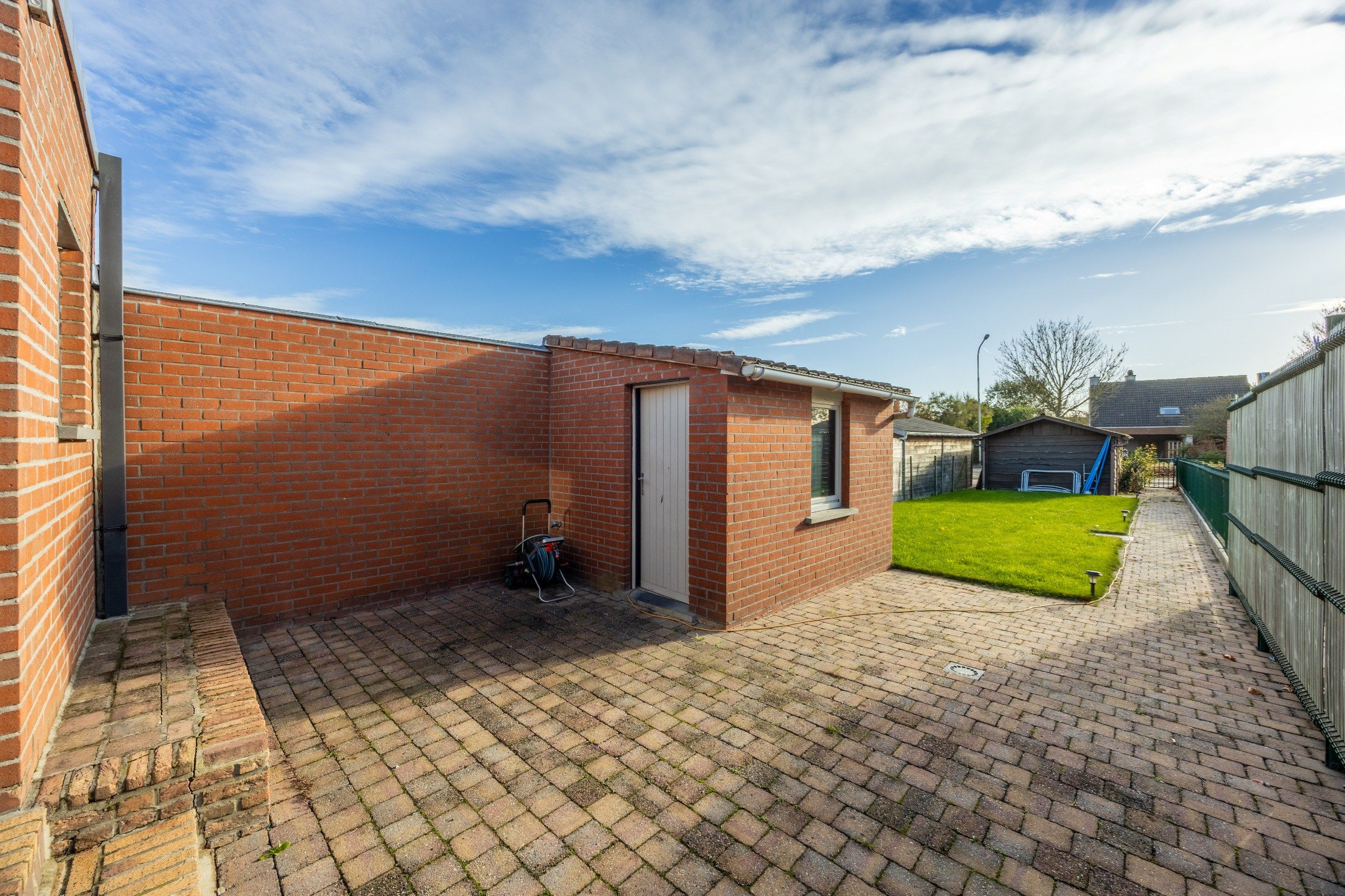 KNUSSE STARTERSWONING MET GARAGE EN UITWEG foto 18