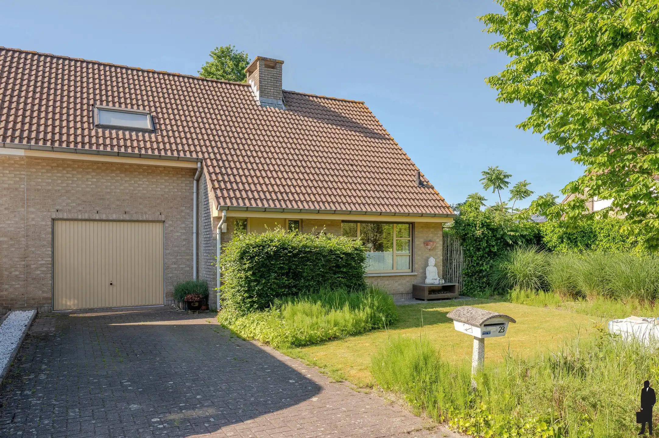 Charmante en lichtrijke gezinswoning met ruime garage en prachtige tuin op gegeerde locatie dichtbij scholen, winkels en station foto 2