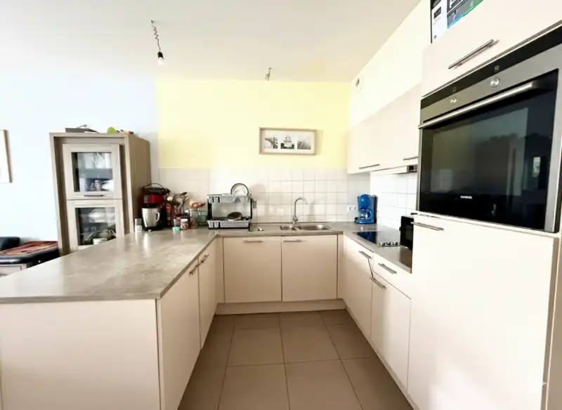 Ruim en lichtrijk appartement met 2 slaapkamers, terras en 'dubbele' autostaanplaats op een boogscheut van de Leie foto 7