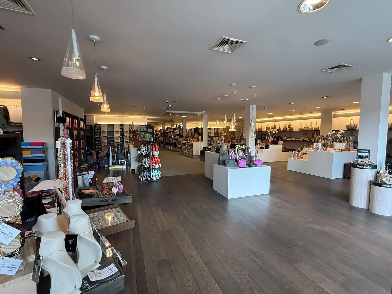 BAANWINKEL MET PARKING NABIJ MEDI MARKET, CARREFOUR, KRËFEL, ... foto 7