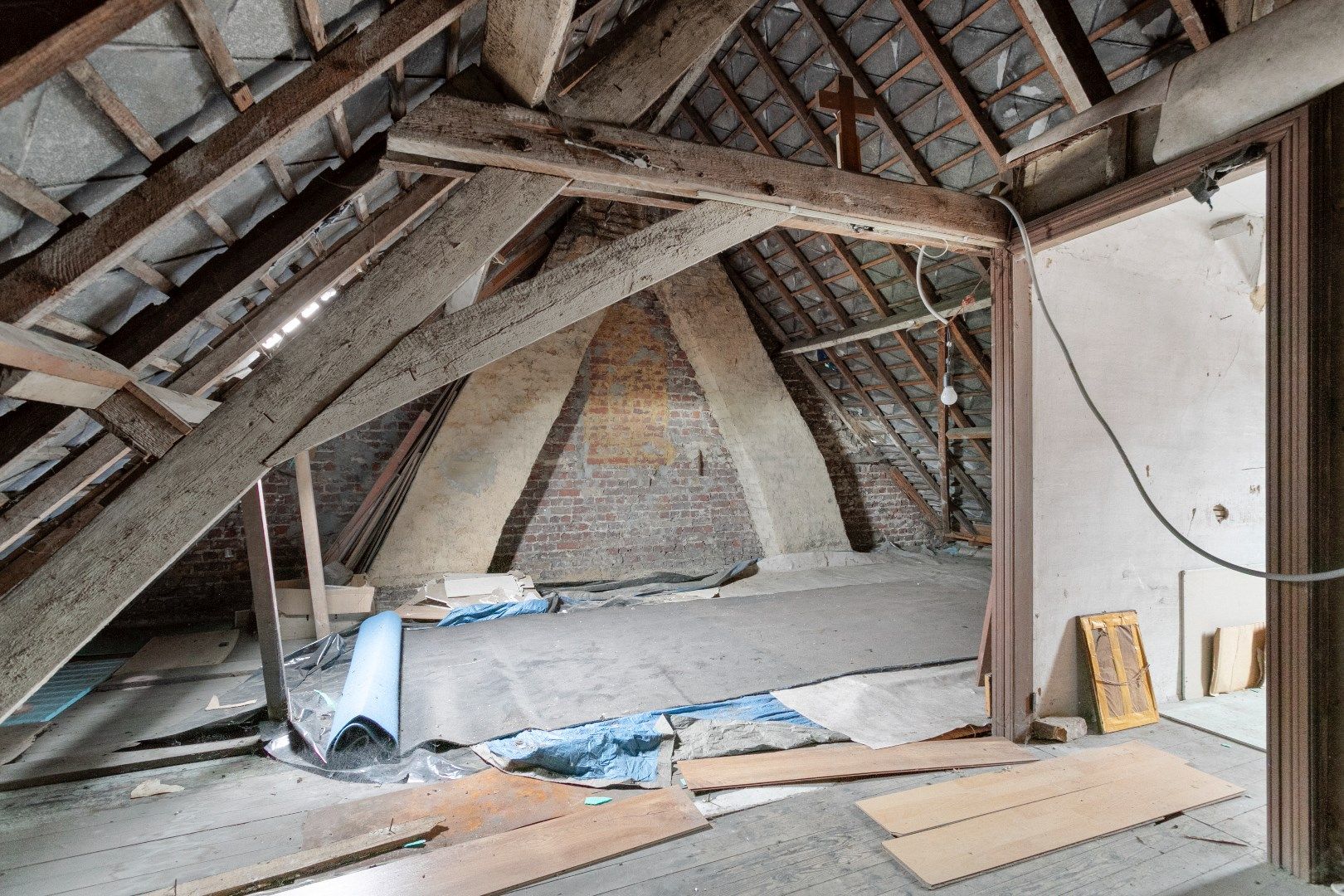 Ruime op te knappen woning met grote tuin foto 14