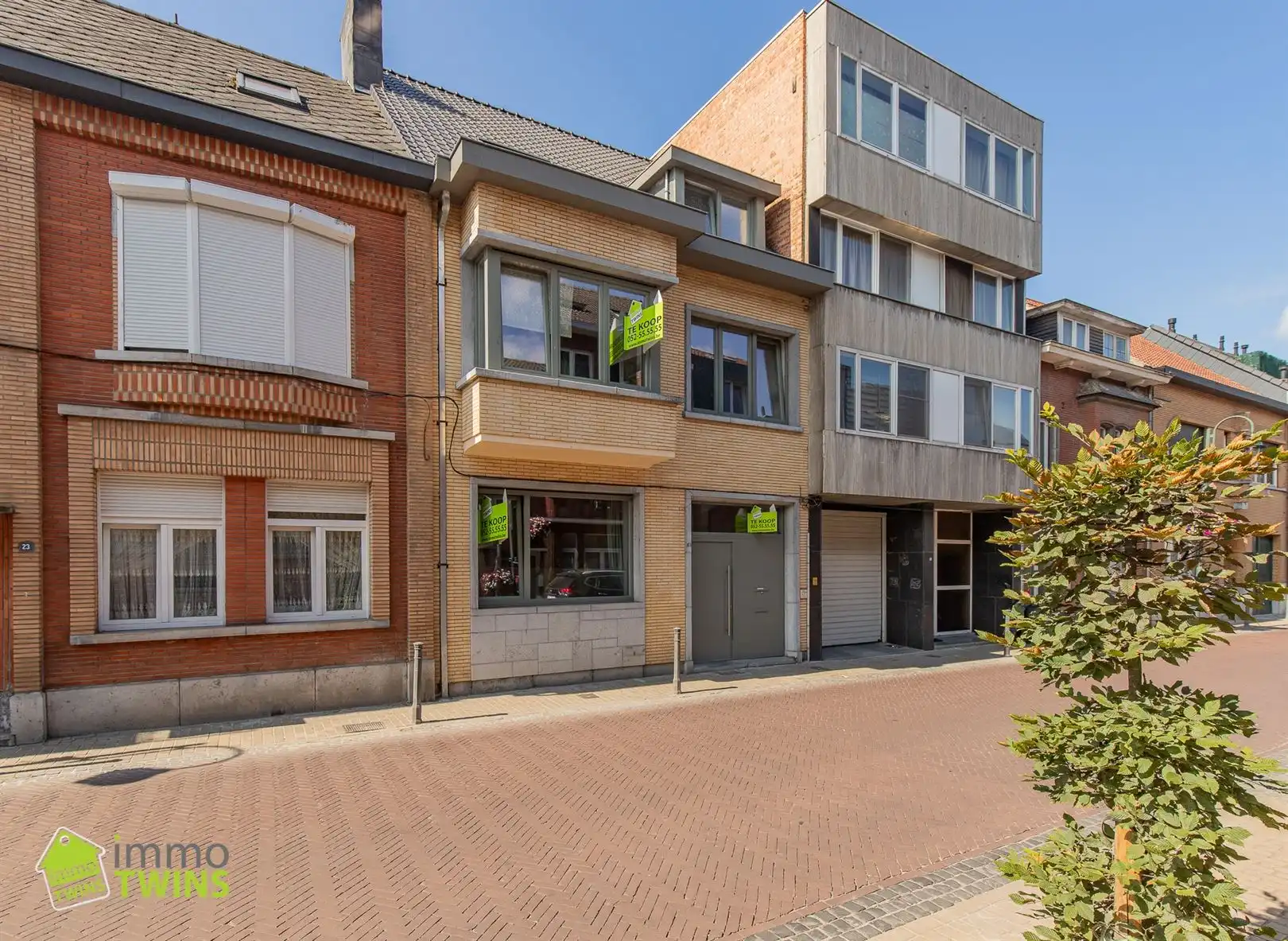 Opbrengstgebouw met 2 ruime appartementen in centrum Lebbeke foto {{pictureIndex}}