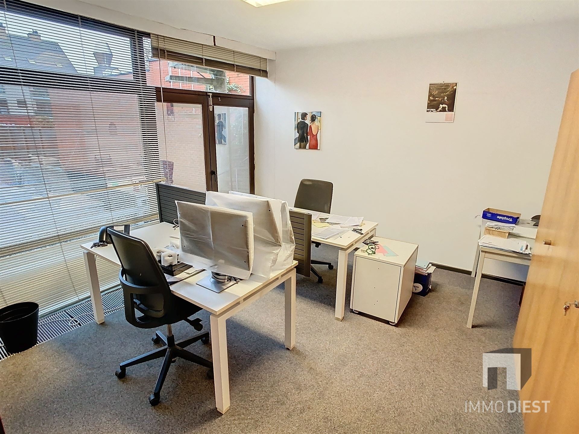 Handelsgelijkvloers 300m2 met 9 autostaanplaatsen foto 25