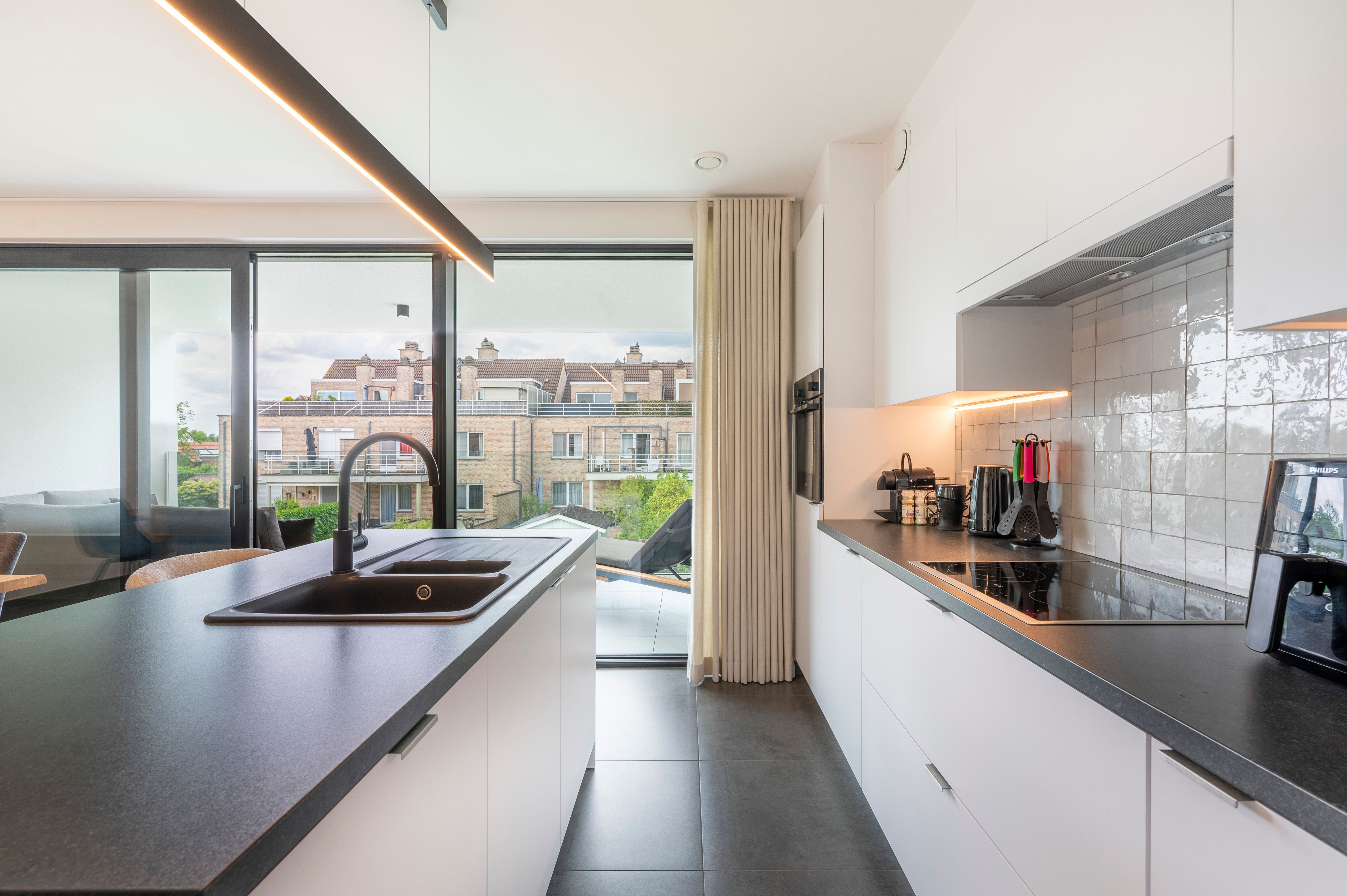 Instapklaar nieuwbouwappartement met 2 staanplaatsen en kelderberging in Brecht! foto 9