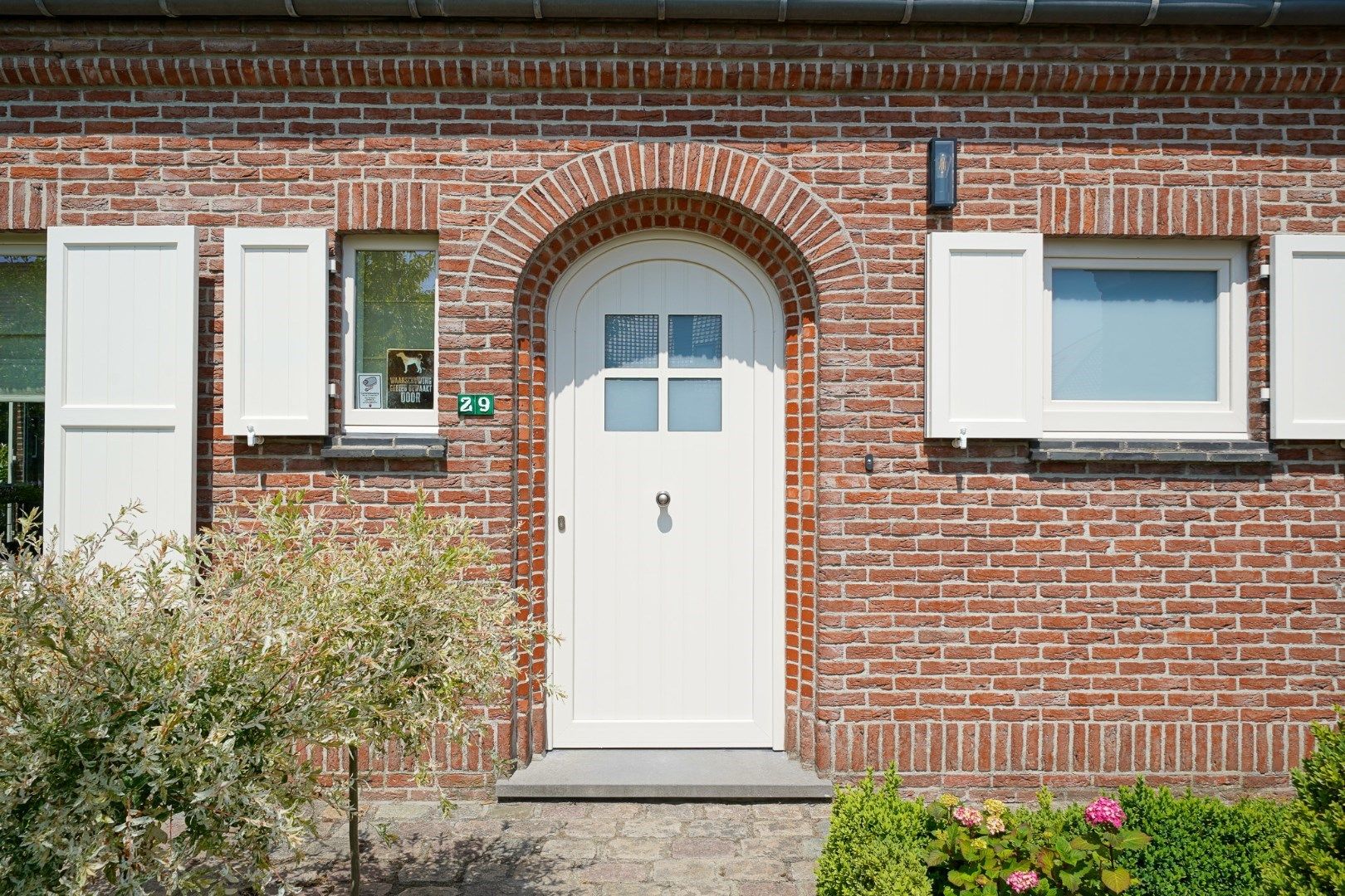 Instapklare laagbouwvilla met 305 m² woonoppervlakte en prachtig aangelegde tuin foto 6