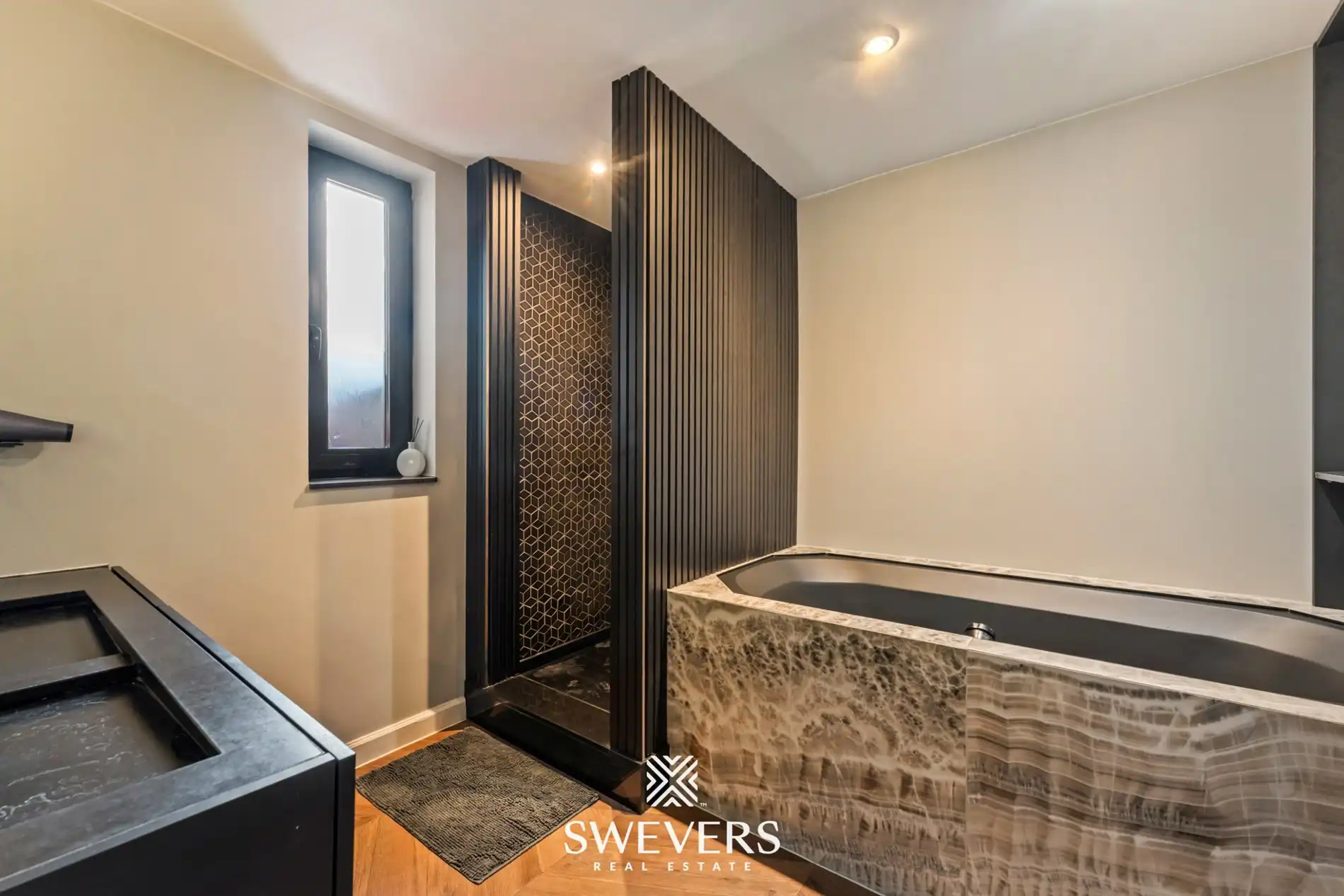 Exclusief gerenoveerde stadswoning met garage en drie terrassen in hartje Hasselt foto 24