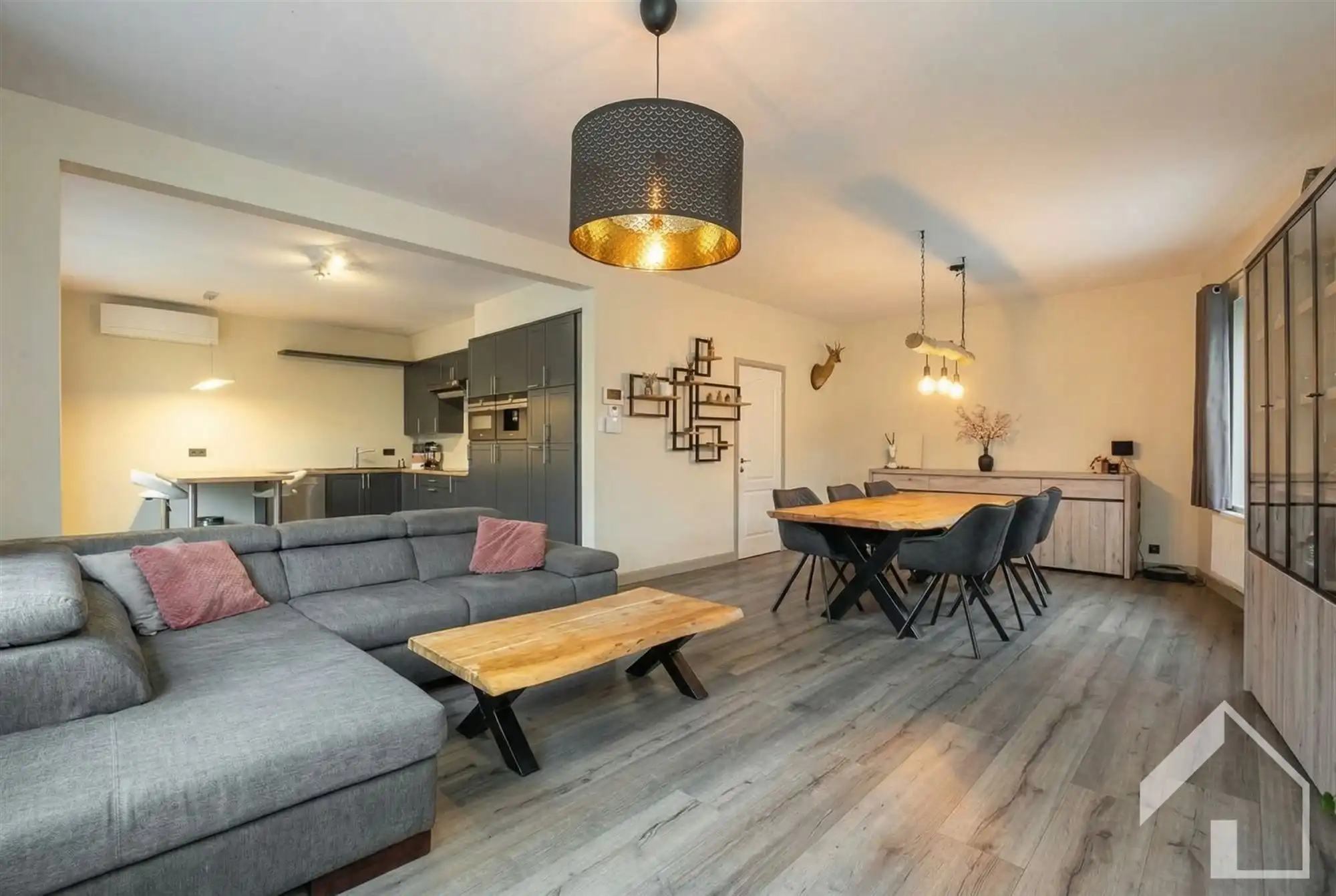 Gelijkvloers handelspand (300m2) + groot gerenoveerd appartement van 137m2 foto 11