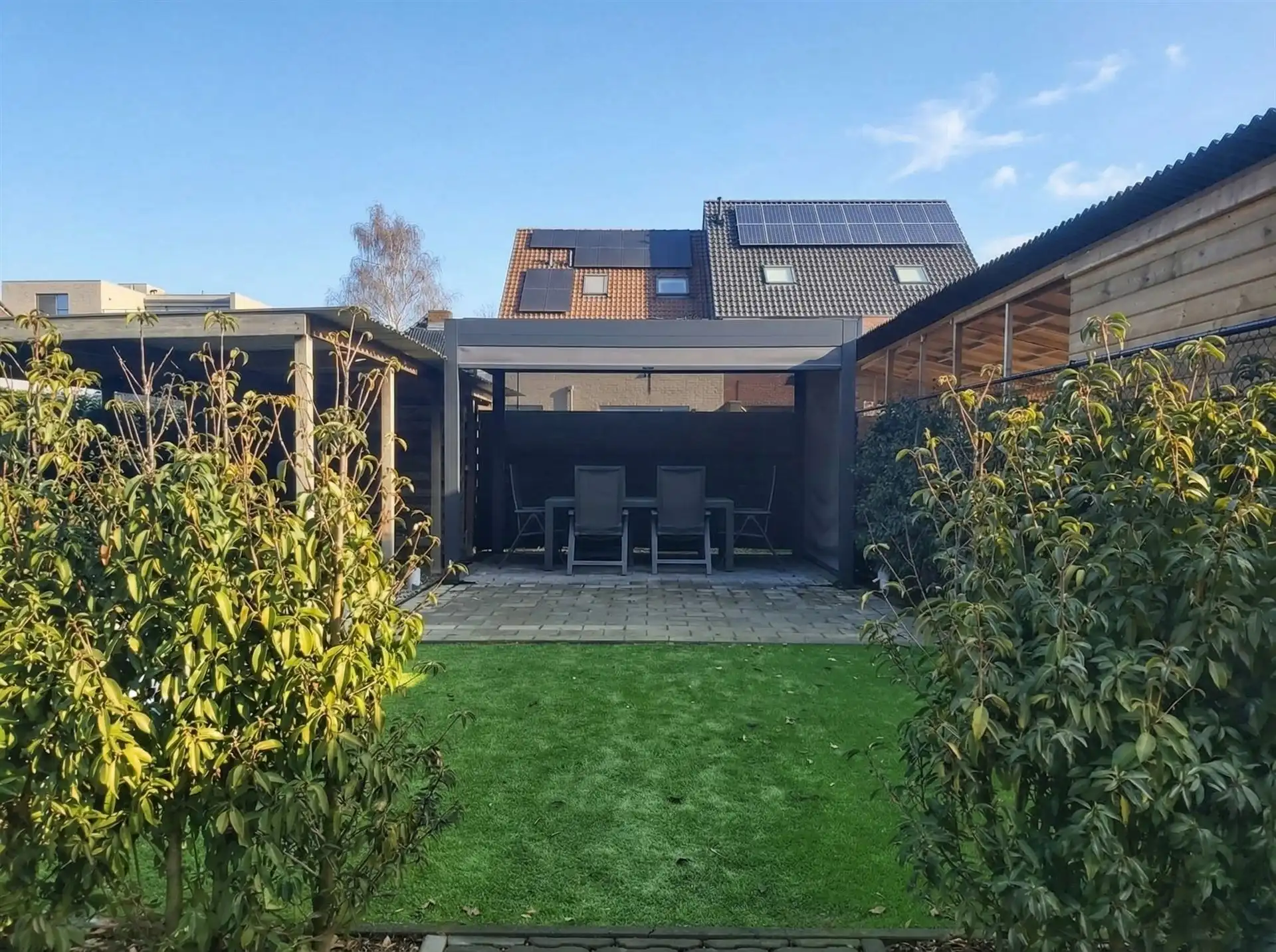 Instapklaar, gelijkvloers appartement met 2 slaapkamers, 2 garages en klein tuintje (via oprit bereikbaar) met overkapping in Maasmechelen! foto 17