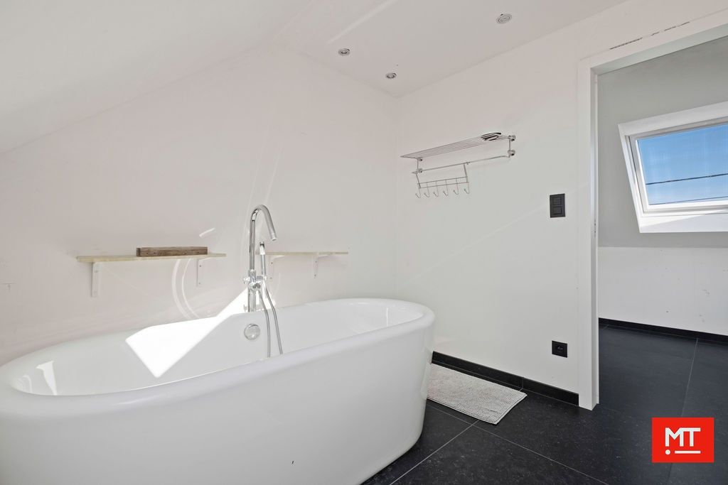 Alleenstaande woning met landelijk verzicht op 3.584 m² te koop in Ledegem foto 17