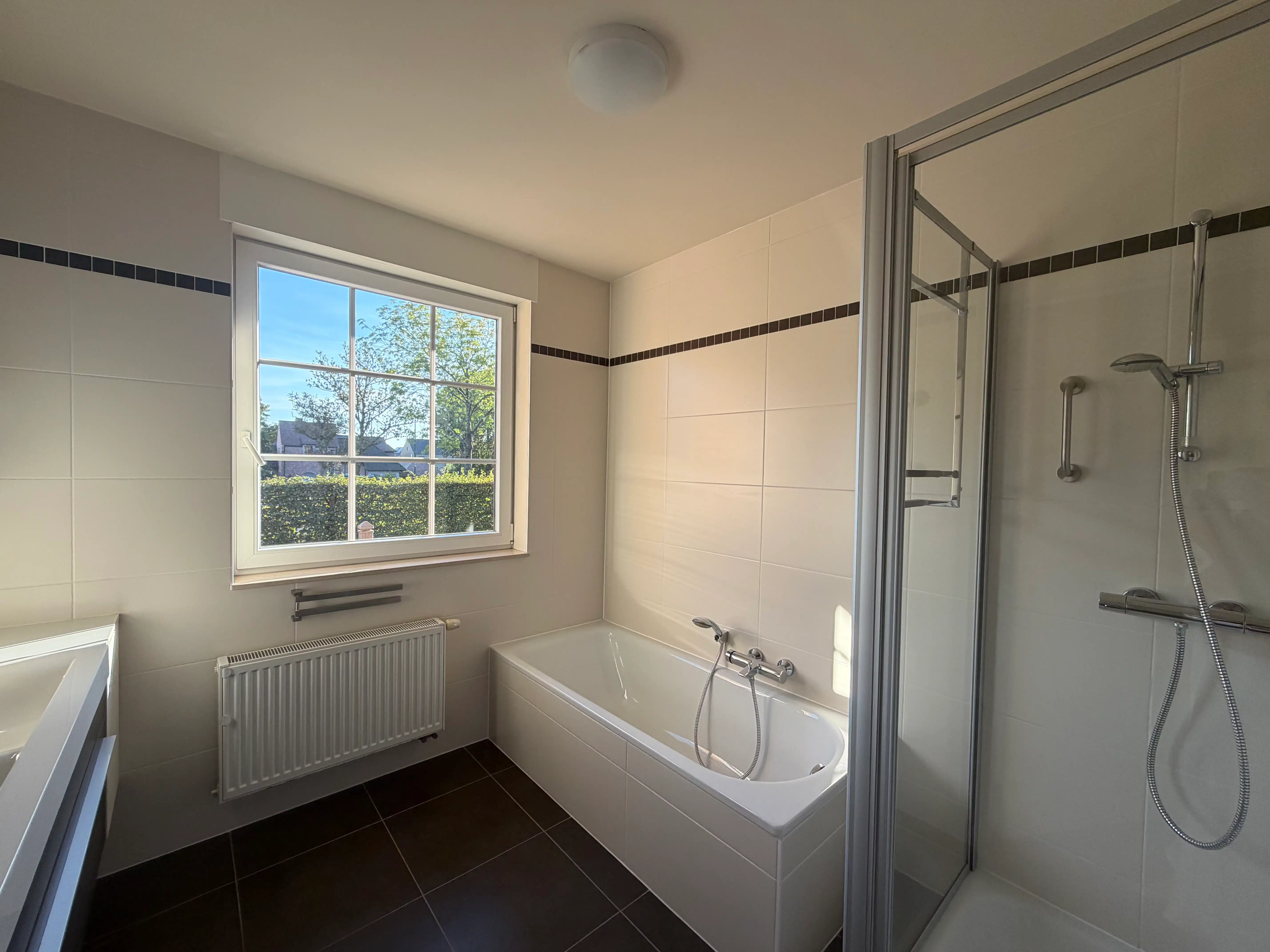 Instapklaar appartement met twee slaapkamers en garage foto 14