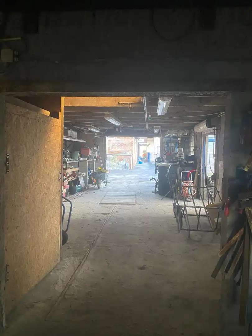 Centraal gelegen te renoveren woning met ruime garage en achterliggende tuin foto 12