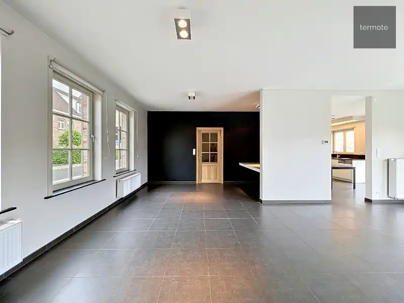 Ruime halfopen woning foto 10