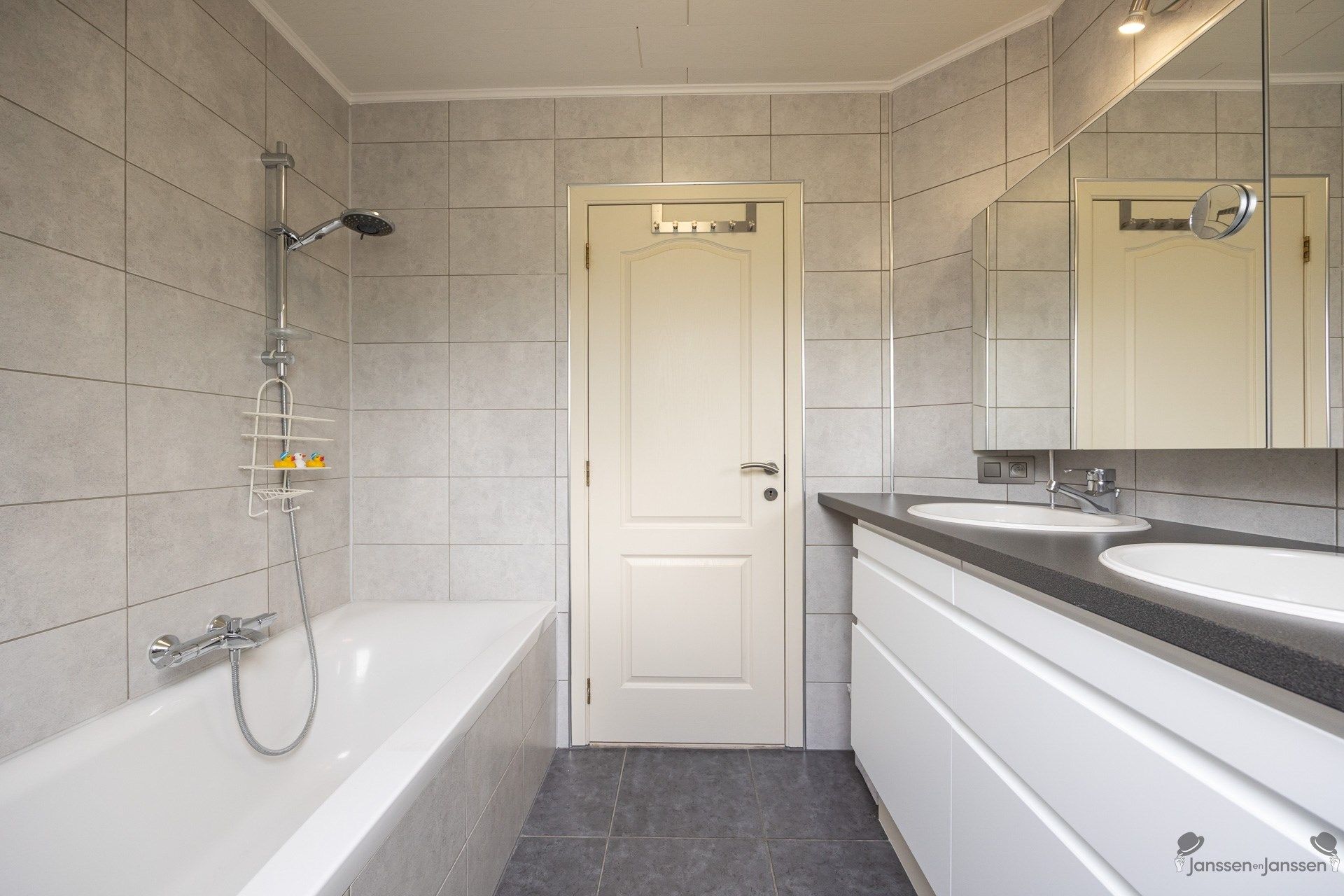 Instapklare woning met vier slaapkamers op een ruim perceel van 659m². foto 21