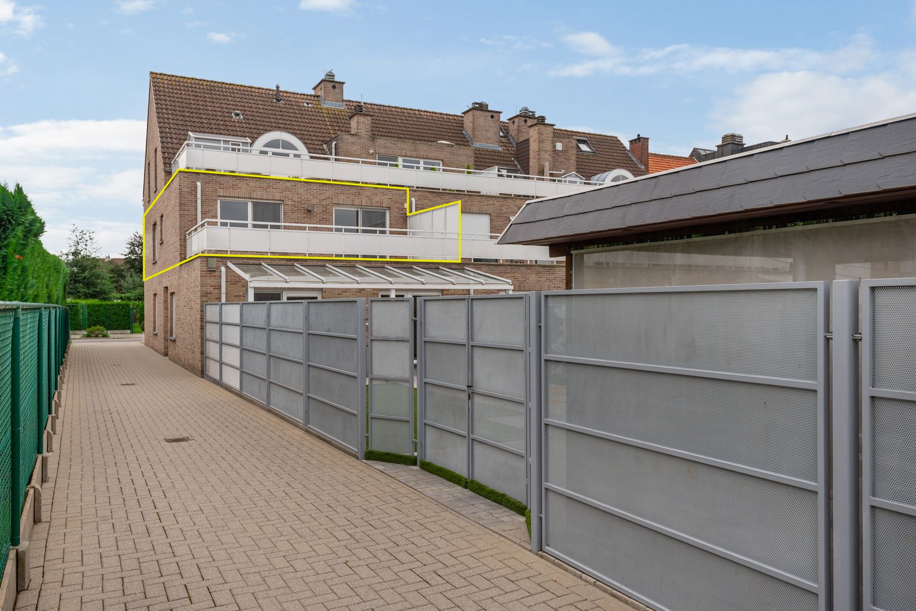 Goed onderhouden appartement met ruim terras & 2 garages foto 4