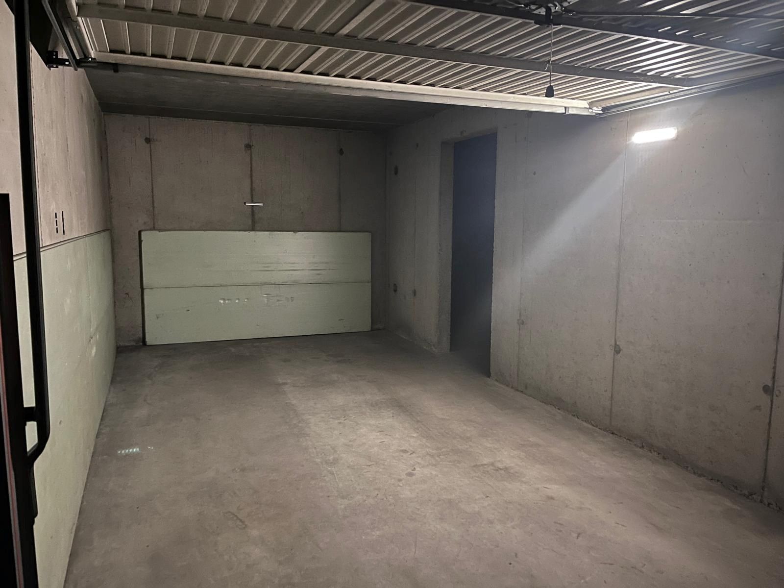 Ruime garagebox met berging te huur  in Oostduinkerke-bad foto 3