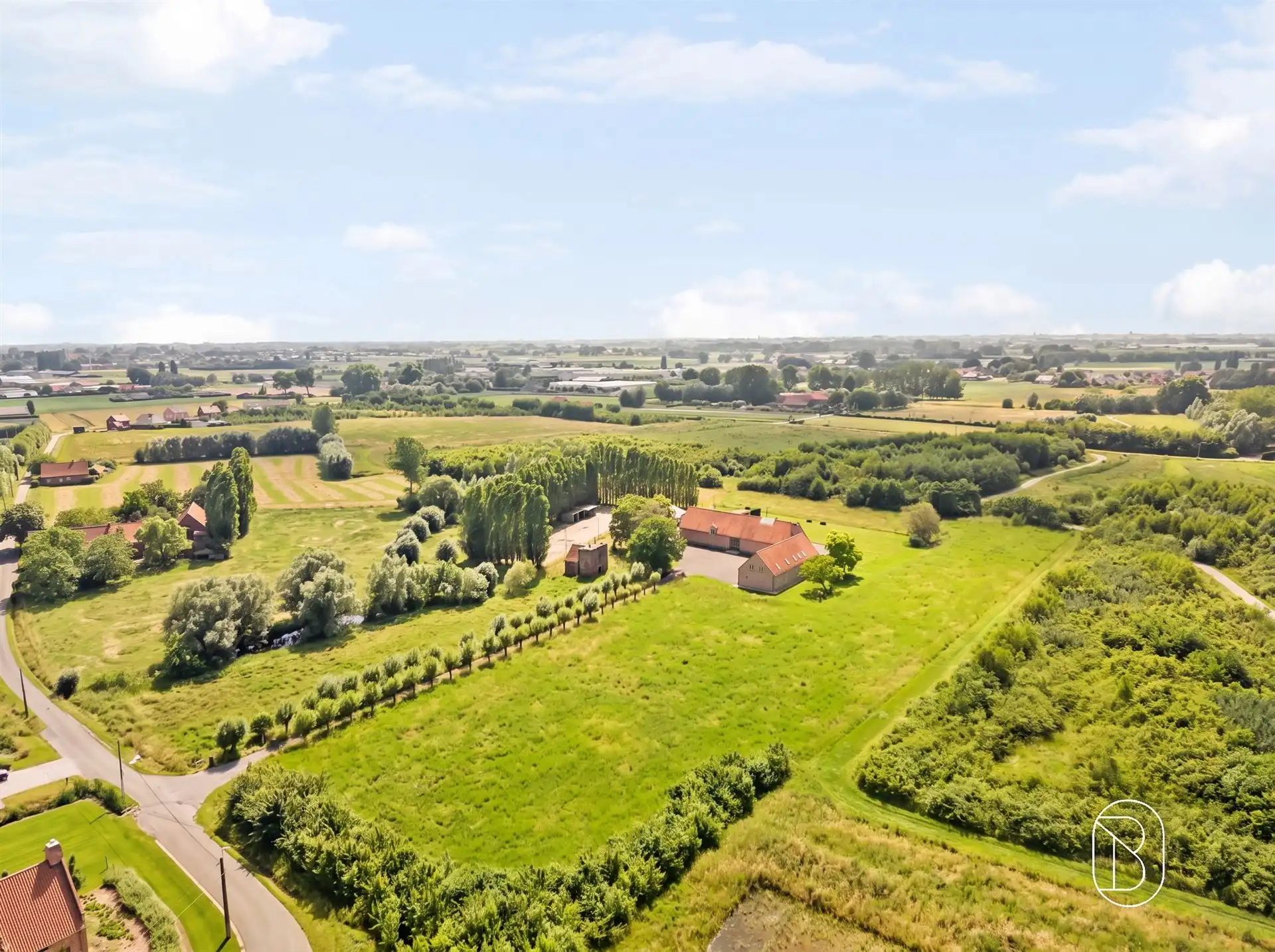 Prachtige hoevewoning met loods en bouwgrond op 1 hectare foto {{pictureIndex}}
