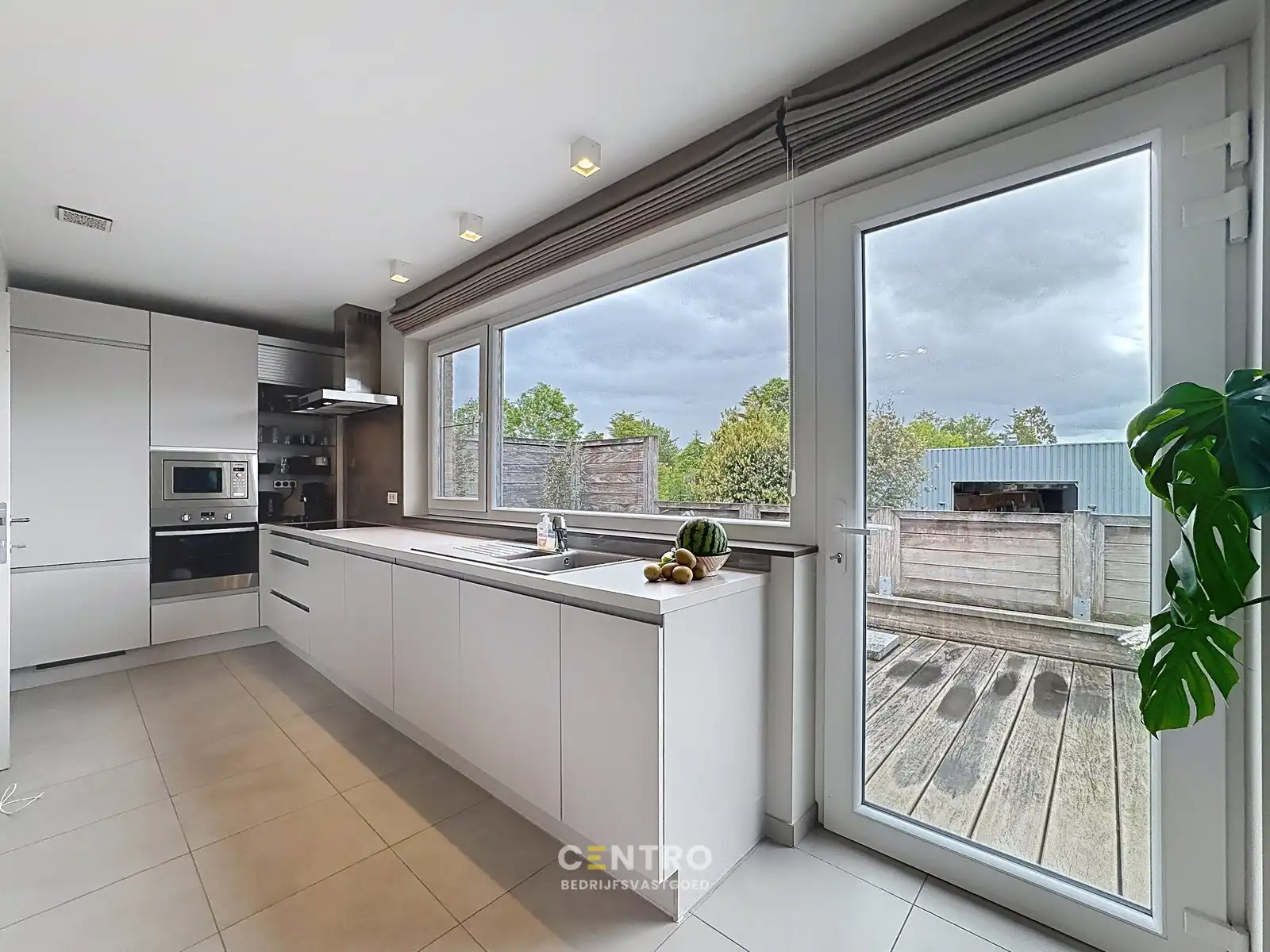 Strategisch gelegen BEDRIJFSPAND met magazijn, kantoren, verhuurd appartement & perceel bouwgrond (villa-bouw) nabij autosnelwegen te 8000 Brugge foto 11