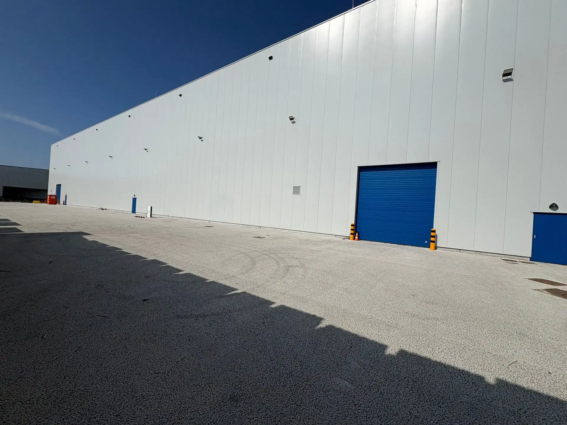 Nieuwbouw magazijn van 6.444m² met 5 los- en laadkades te huur. foto 6