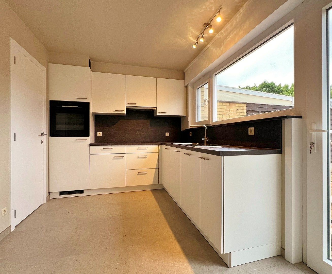 Volledig vernieuwde halfopen woning met garage, 4 slaapkamers en tuin foto 5