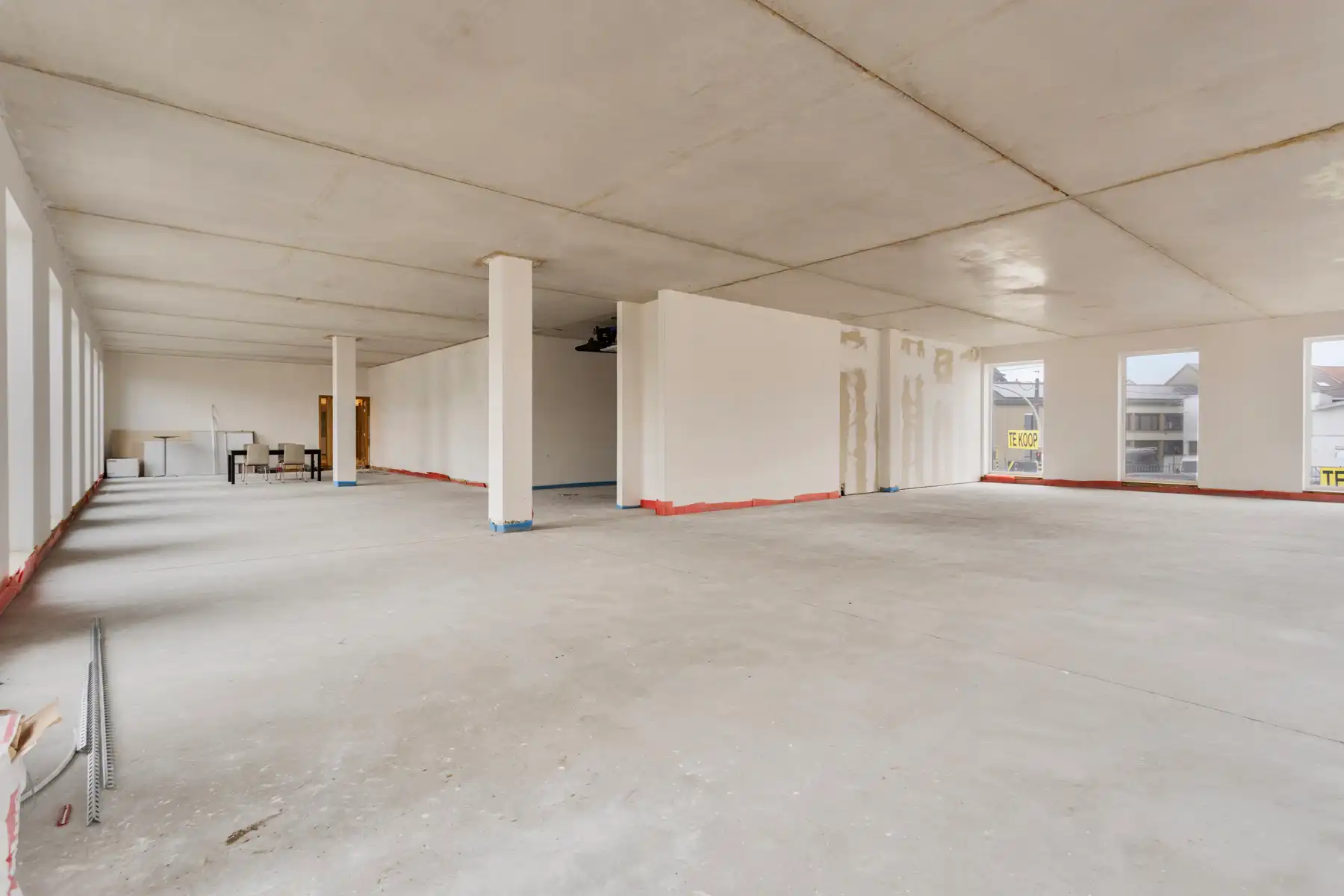 Nieuwbouw kantoorruimte met grote zichtbaarheid (359m²) foto {{pictureIndex}}