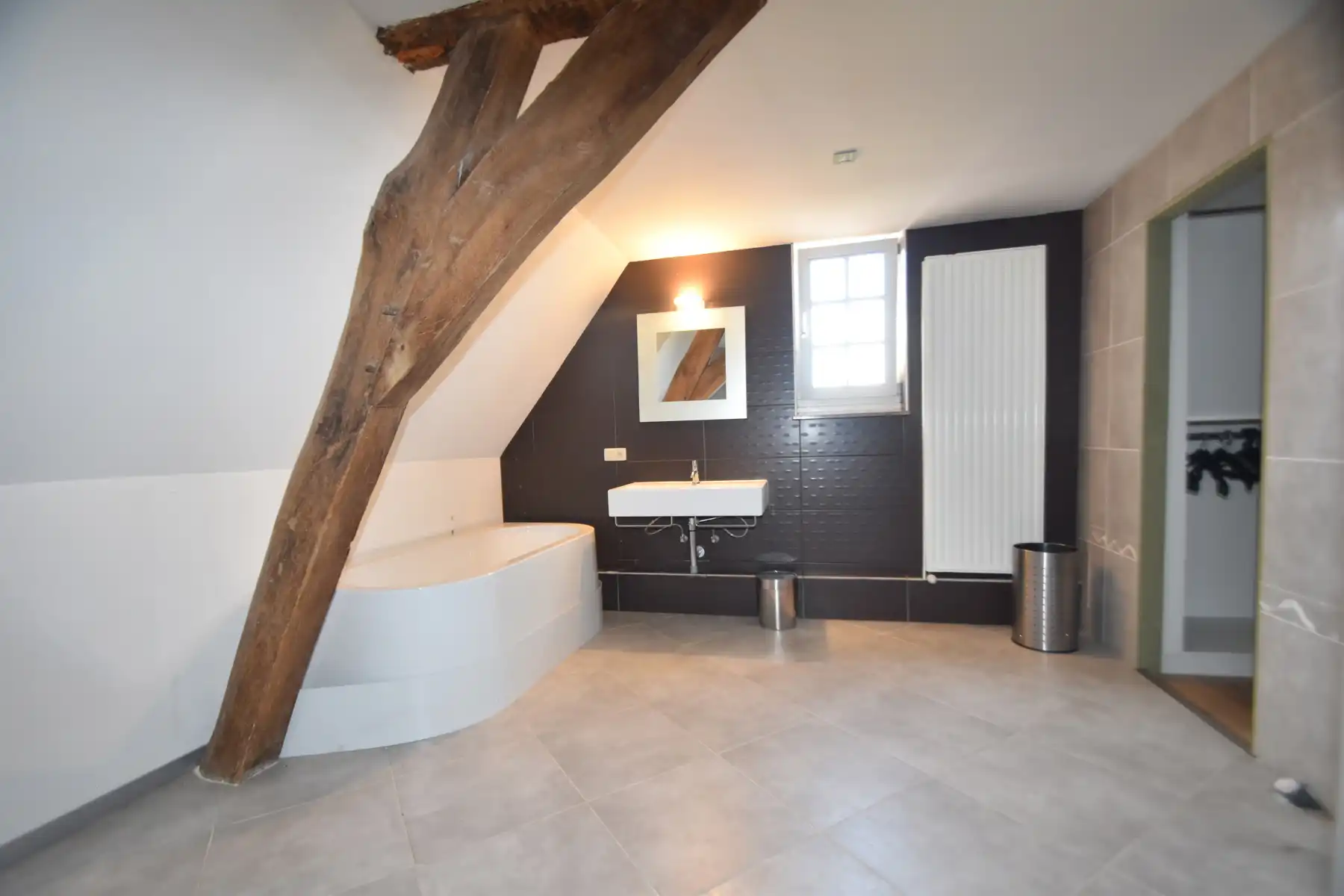 Ruime hoeve(260m²)met unieke historische sfeer&hoge plafonds foto 25