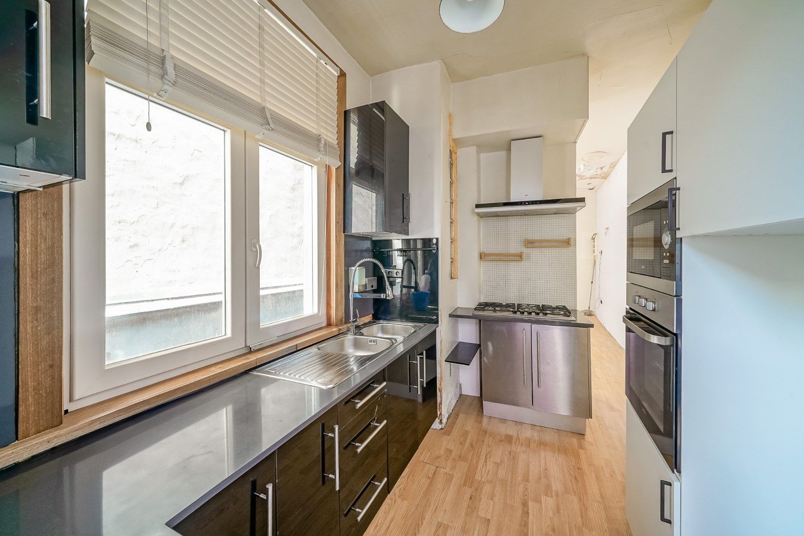 Te renoveren stadswoning met 5 slaapkamers, 3 badkamers en koer in hartje Oostende foto 4