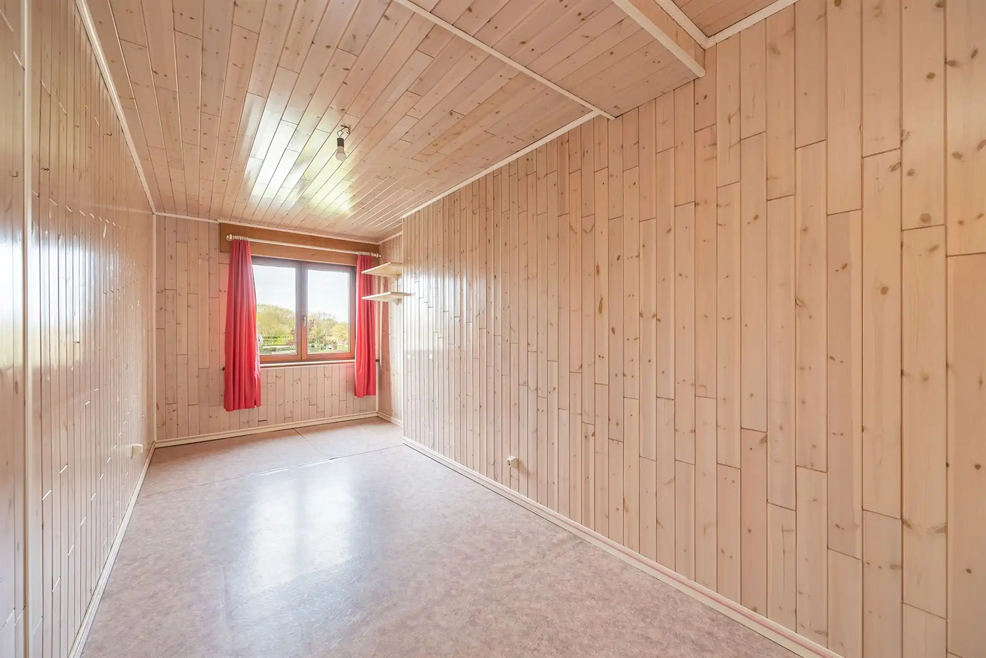 Gezinswoning met drie slaapkamers, garage en tuin foto 14