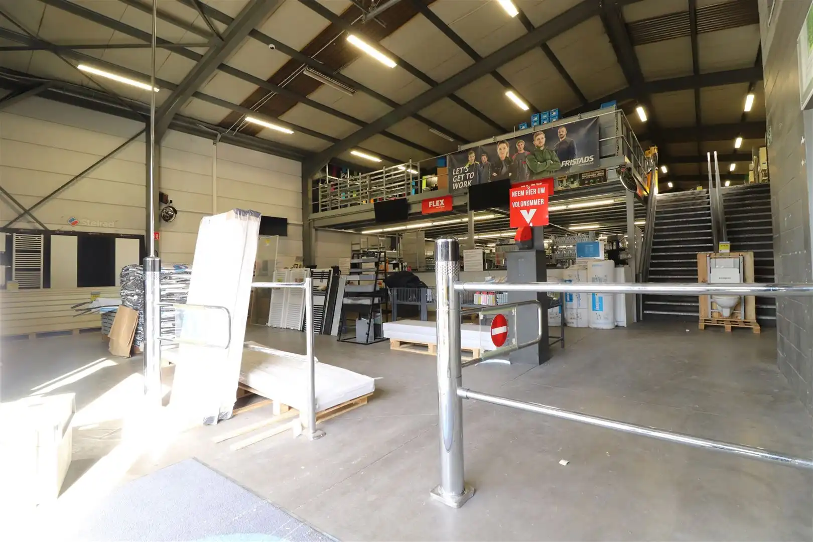 KMO-unit met kantoor en parking foto 2