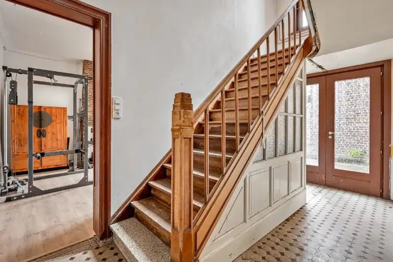 Karaktervolle interbellumwoning met loods nabij de Markt van Gavere foto 8