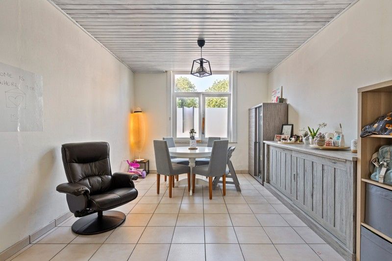 Hoofdfoto van de publicatie: Op te knappen gezinswoning met mogelijkheid tot 4 slaapkamers TE KOOP in Oostrozebeke!