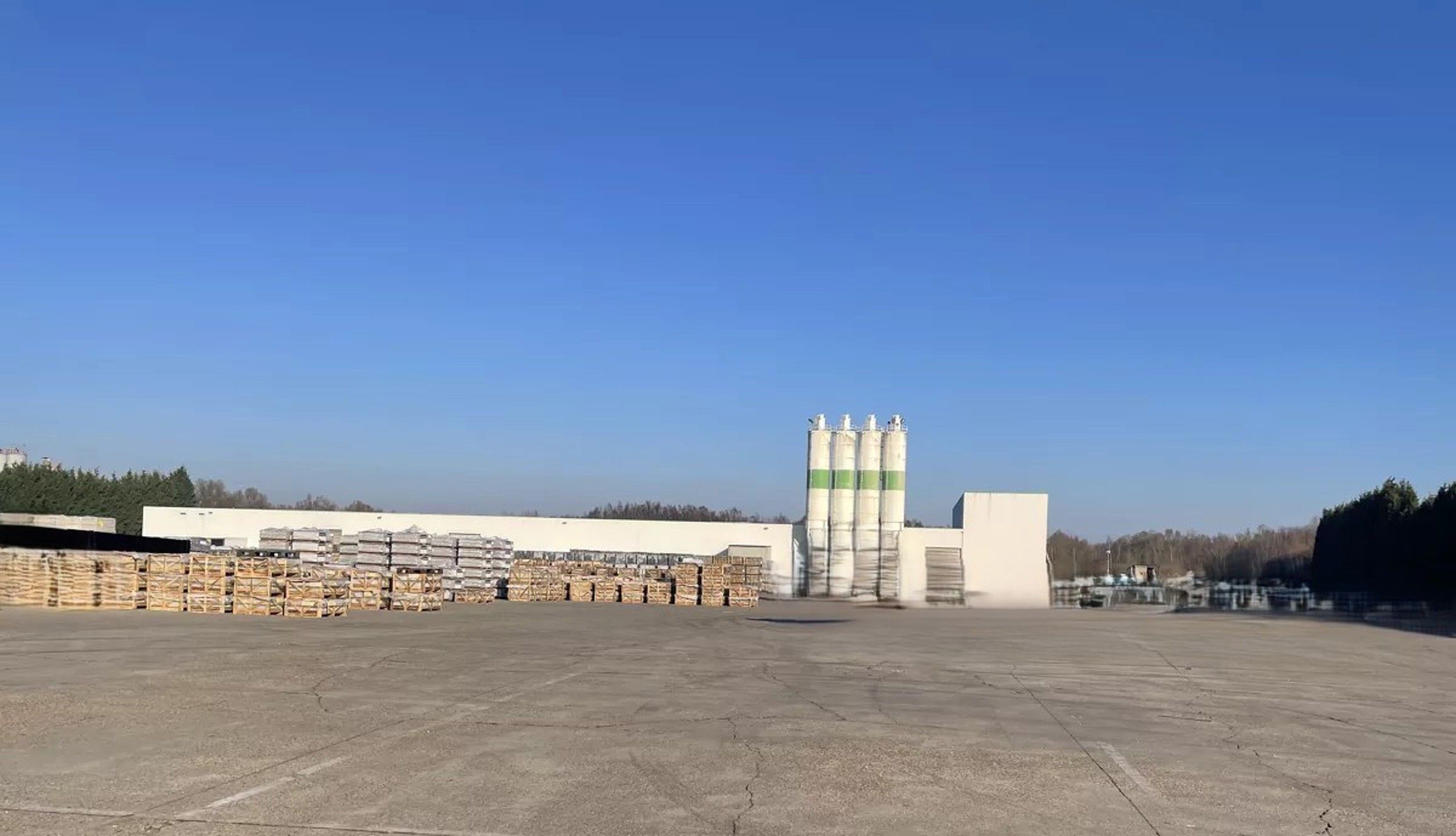 Magazijnen van 5.299 m² en 7.500 m² met verhard terrein foto {{pictureIndex}}