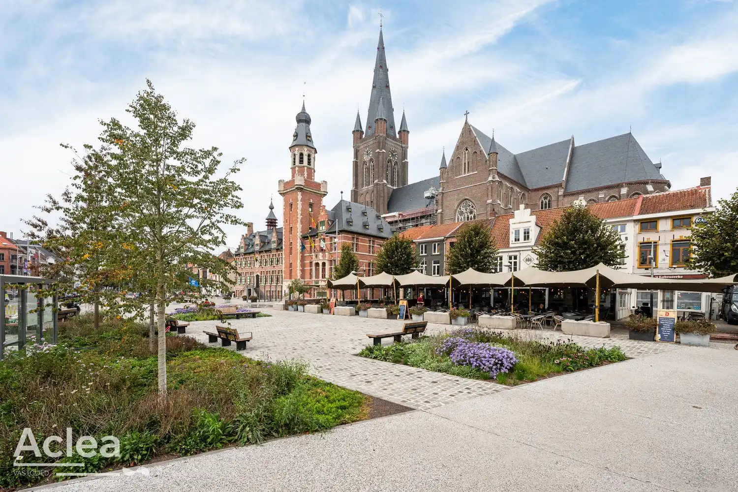 Volledig appartementsgebouw op de Markt van Eeklo foto 3