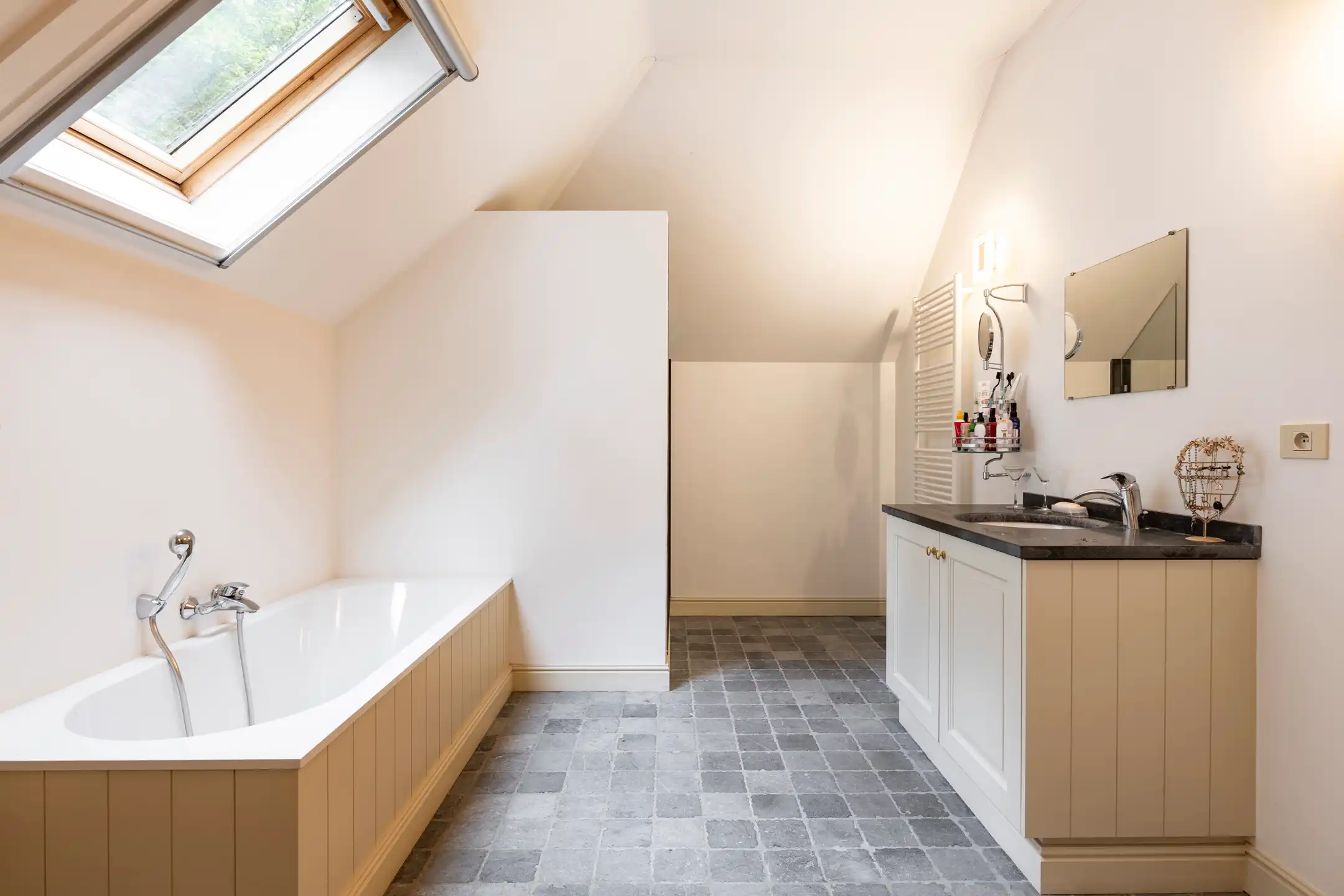 Ruime "manoir villa" gelegen in het gegeerde Hertebos te 's Gravenwezel. foto 31