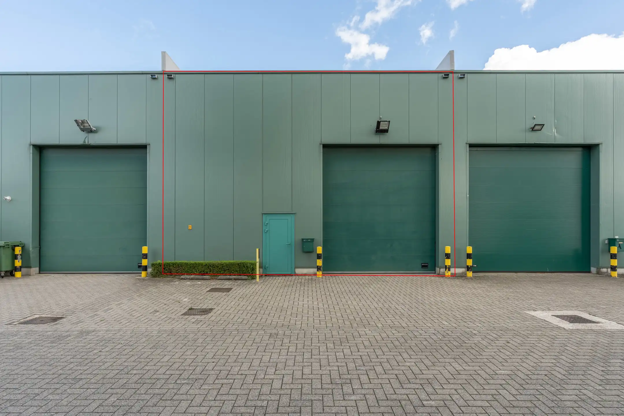 Goedgelegen KMO-unit met autostaanplaats te Lilsedijk Beerse foto {{pictureIndex}}
