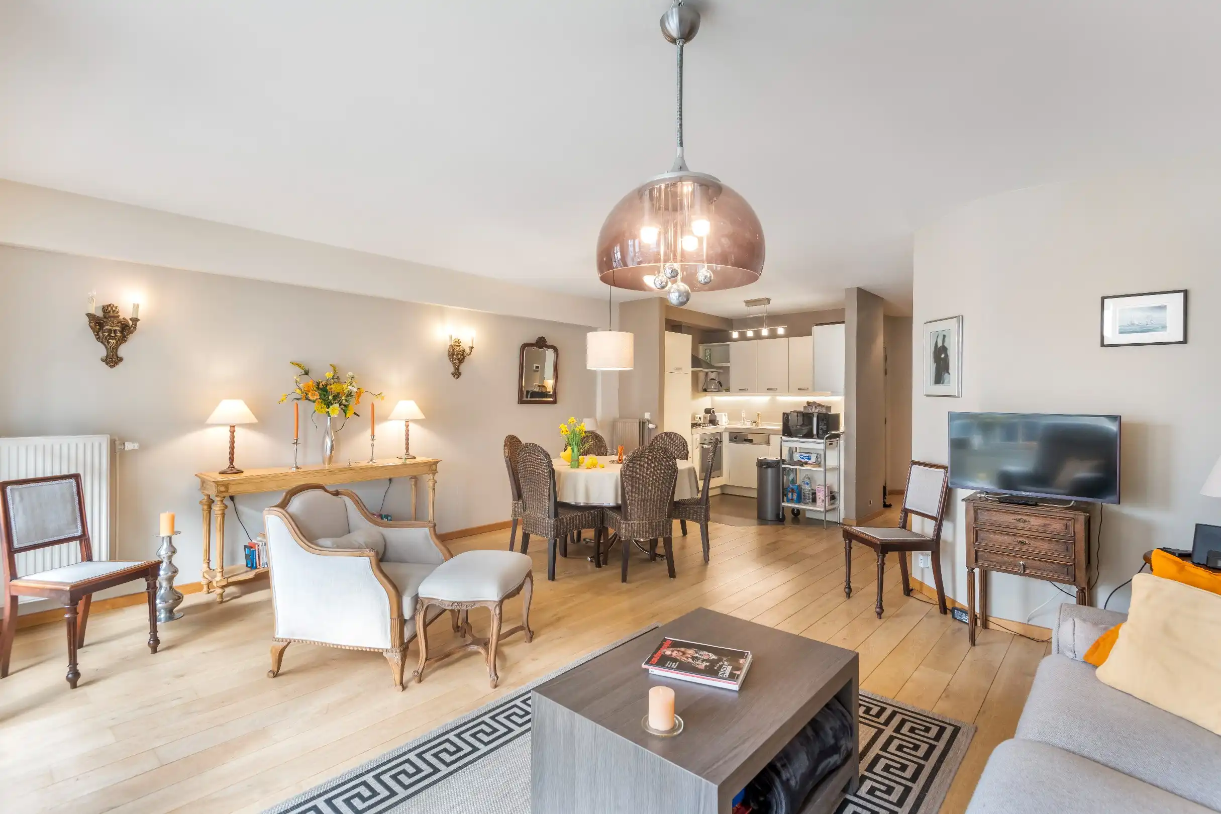 Verzorgd, zuidgericht  gemeubeld appartement gelegen vlakbij de Lippenslaan en de Dumortierlaan foto 3