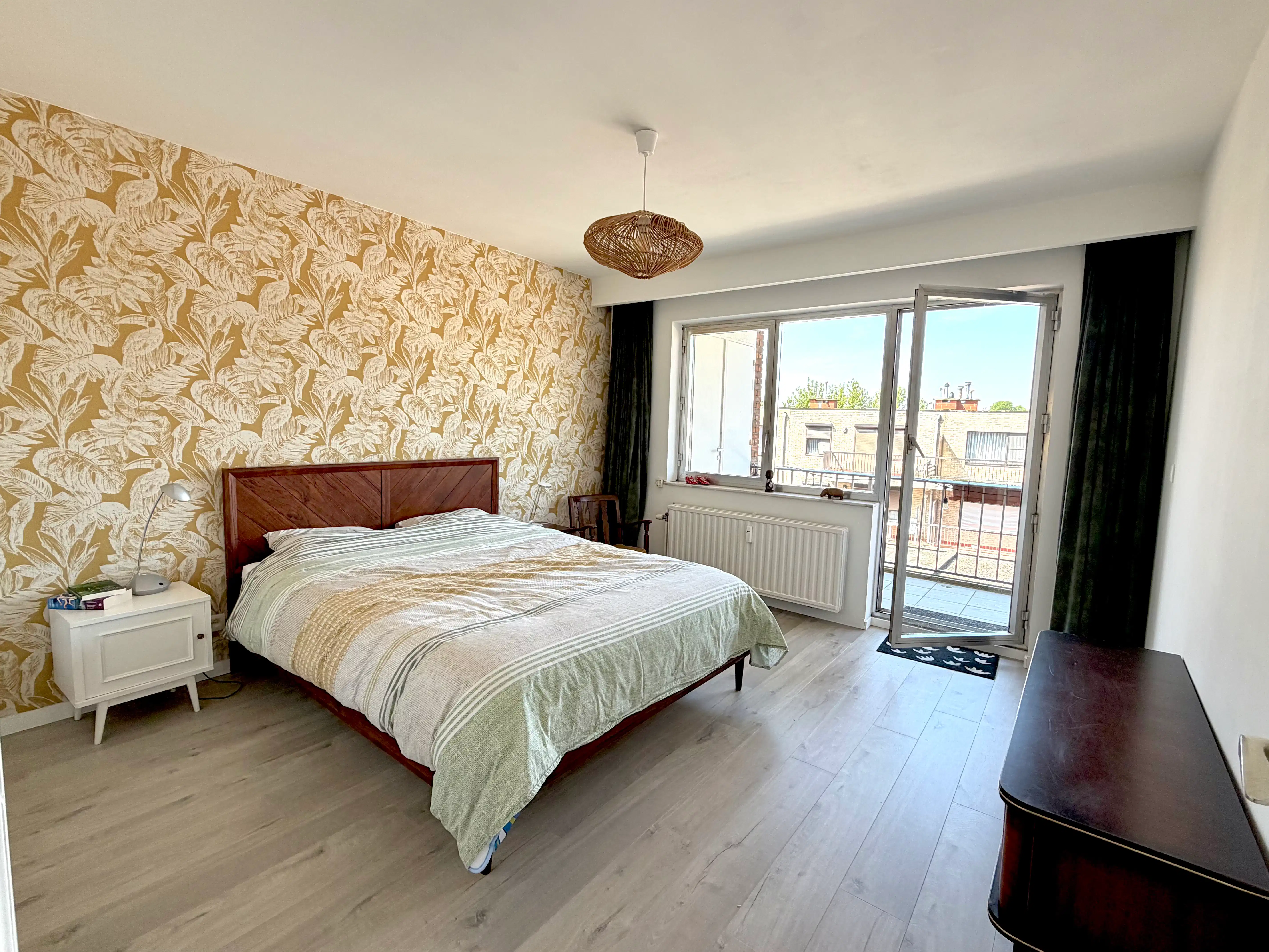 Ruim en gemeubeld 2-slpk app met terras en garagebox foto 4