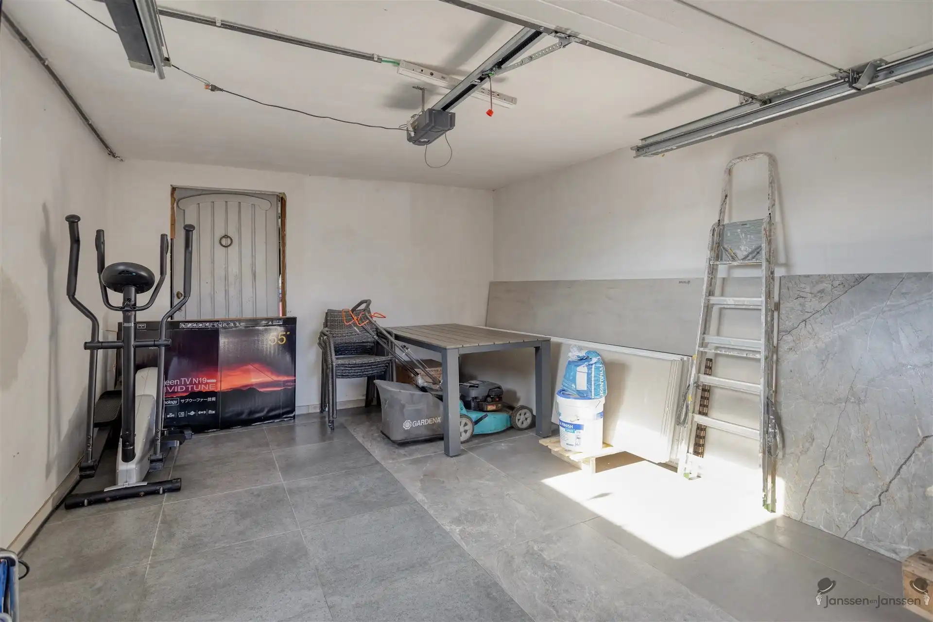 Volledig gerenoveerde HOB op topligging aan rustig pleintje te Genk foto 21