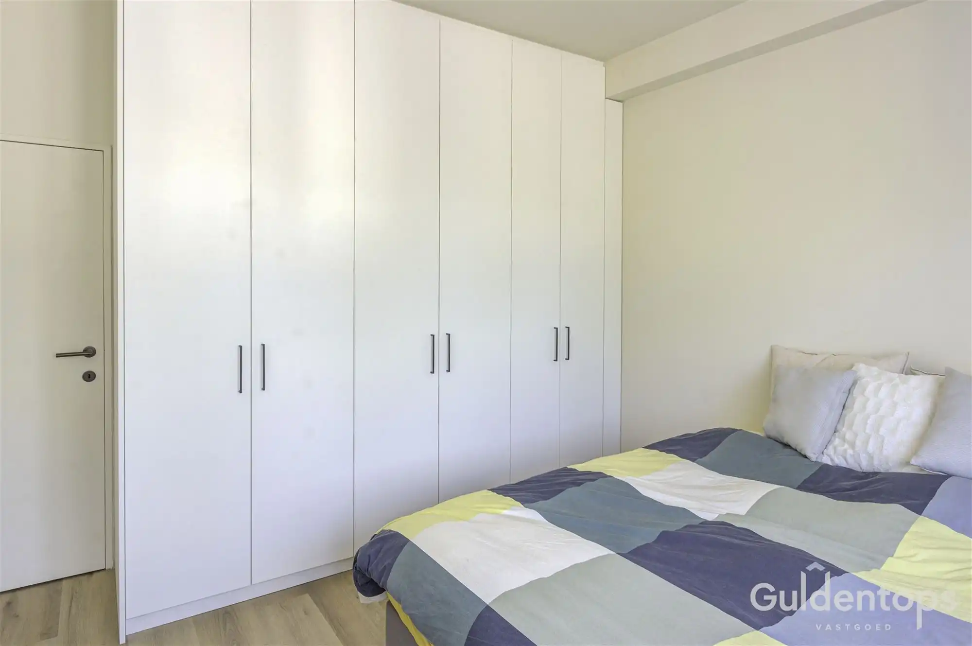 Knap vernieuwd 2 slaapkamerappartement op topligging foto 19