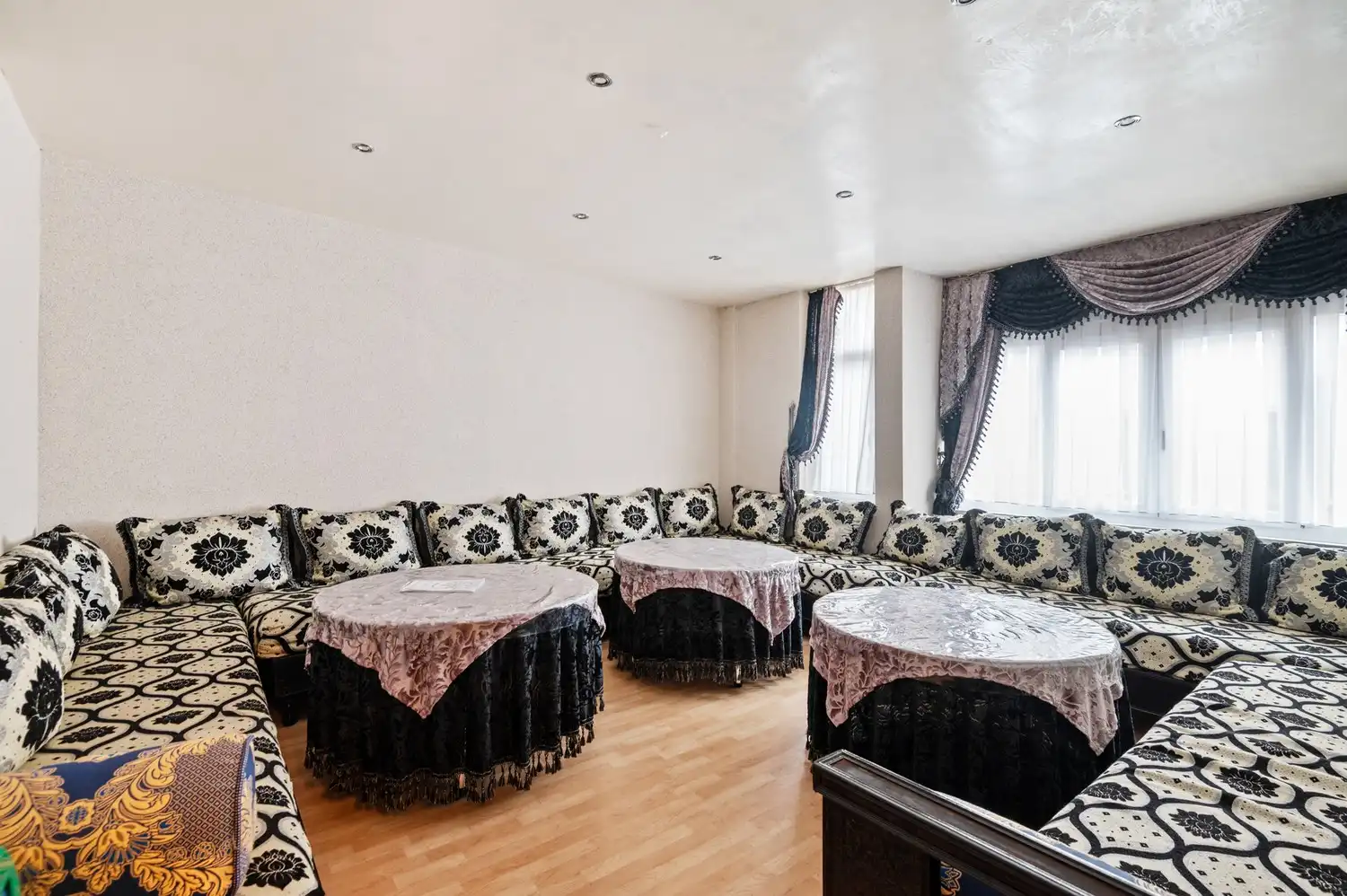 Opbrengsteigendom met een groot magazijn en 3 appartementen te koop! foto 9