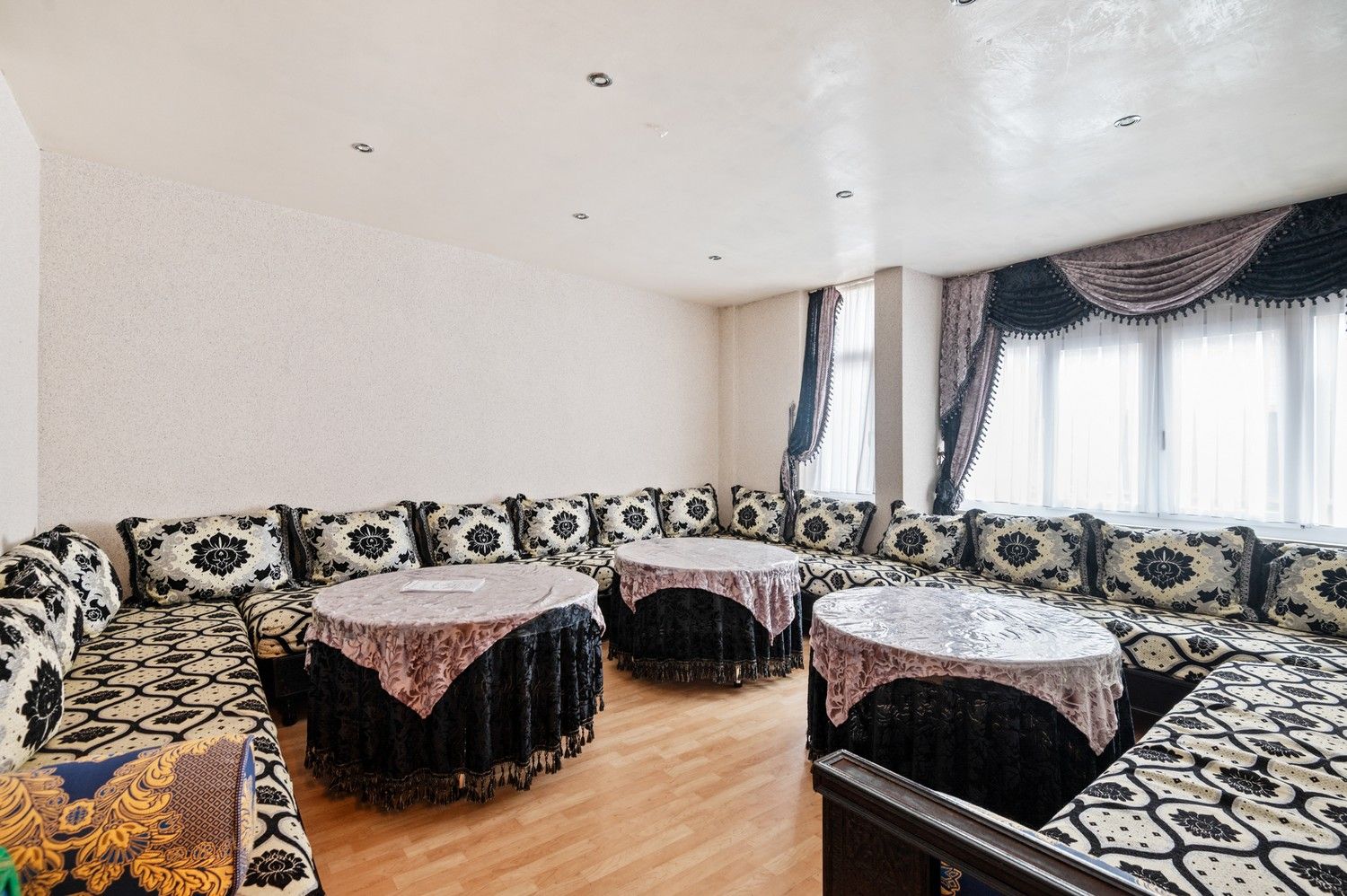 Opbrengsteigendom met een groot magazijn en 3 appartementen te koop! foto 9