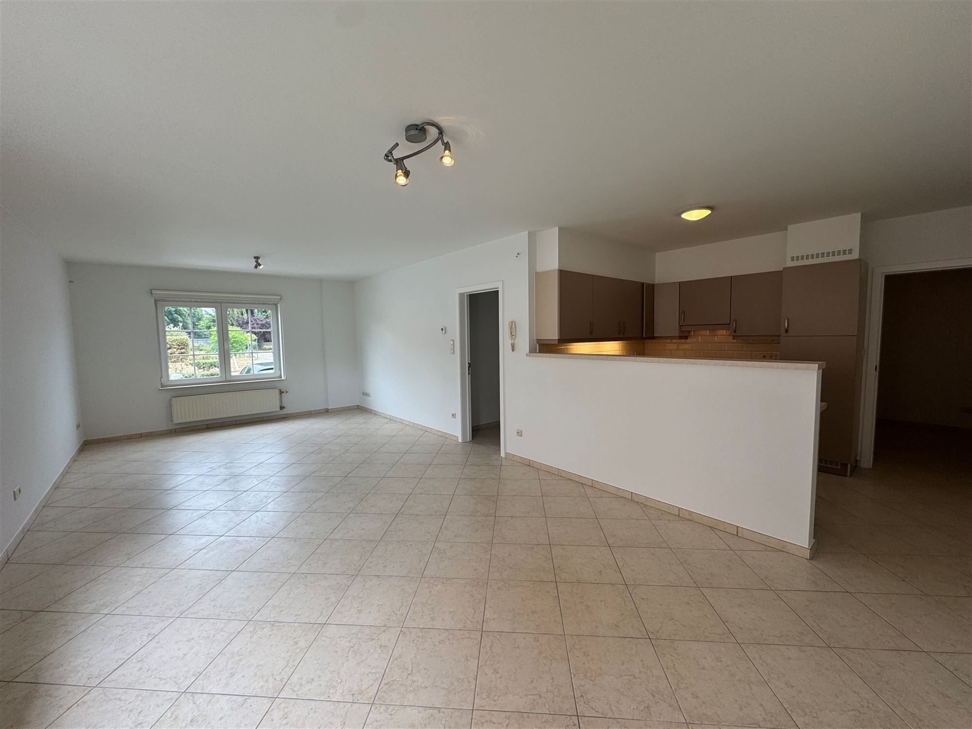 ZEER RUIM GELIJKVLOERS APPARTEMENT (119M²) MET 2 SLAAPKAMERS EN TERRAS TE HEUSDEN-ZOLDER foto {{pictureIndex}}