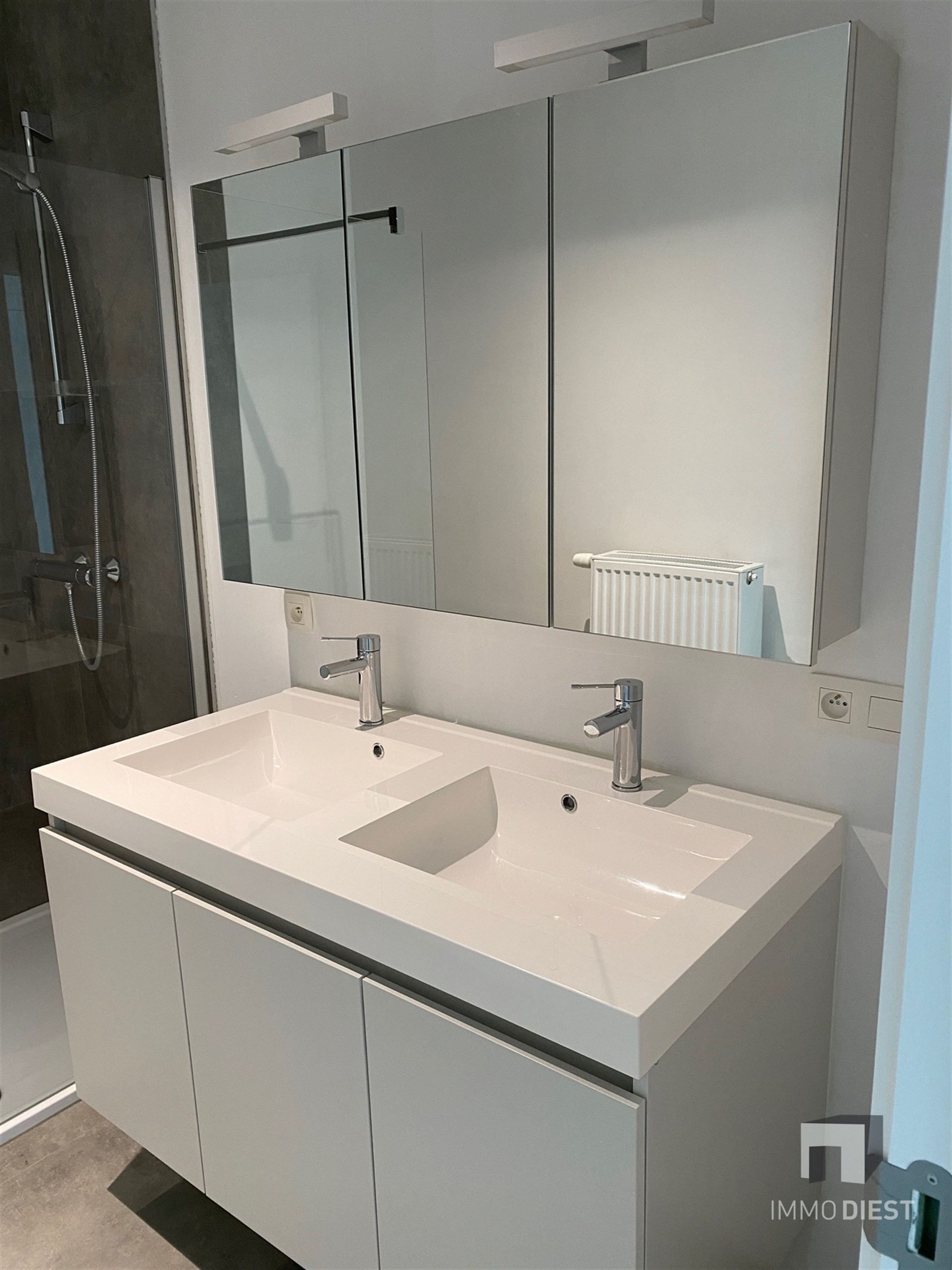 Modern gelijkvloers appartement foto 10