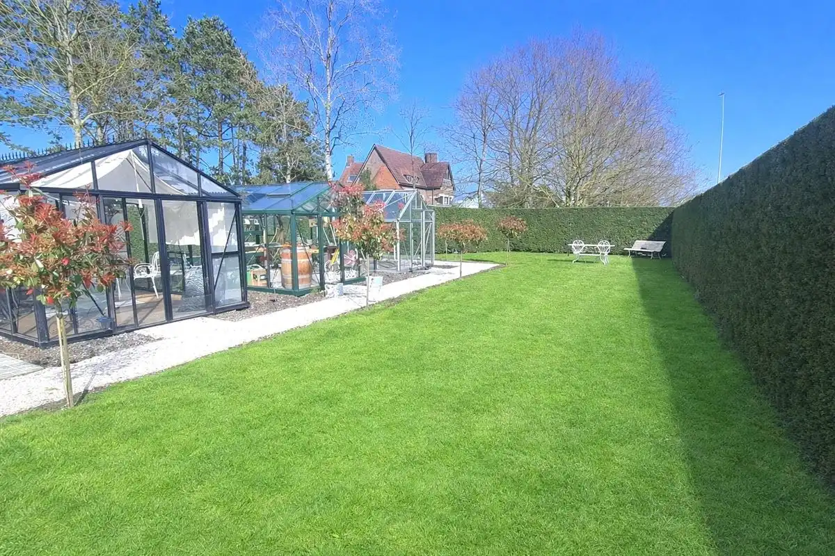 Ruime vrijstaande woning met dubbele toegang, garages en tal van mogelijkheden op strategische ligging in Maldegem. foto 5