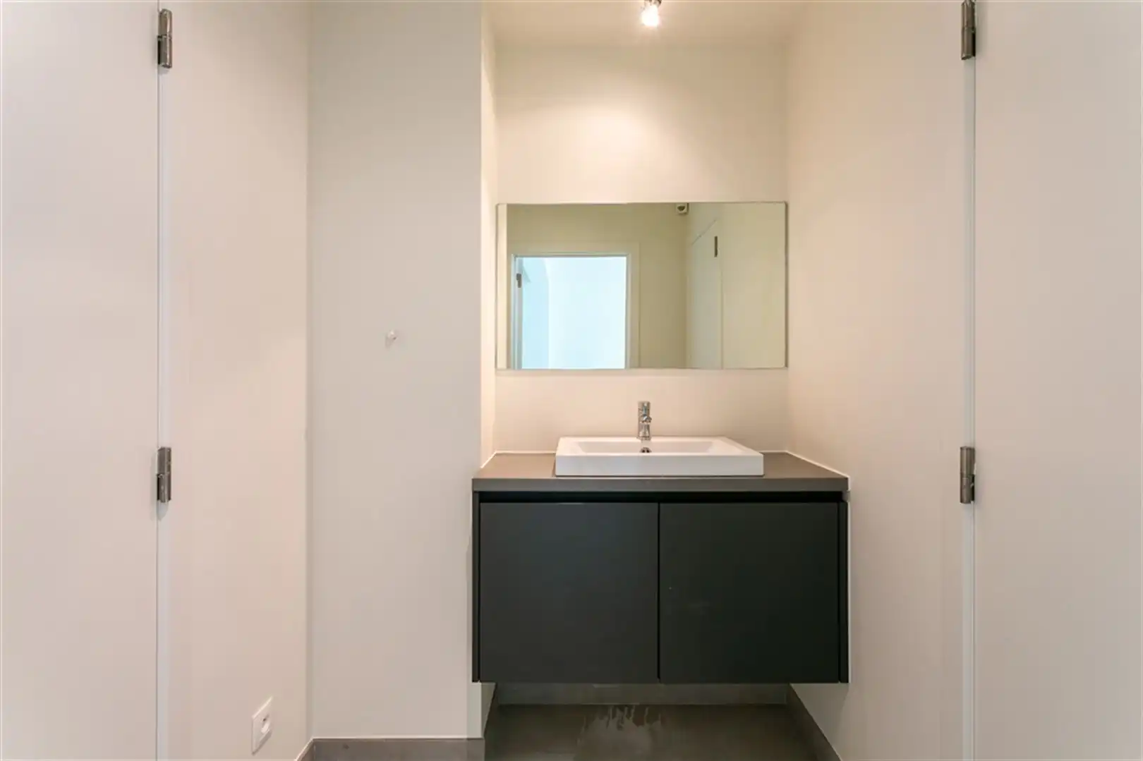 Vernieuwde gelijkvloerse kantoorruimte/showroom foto 10